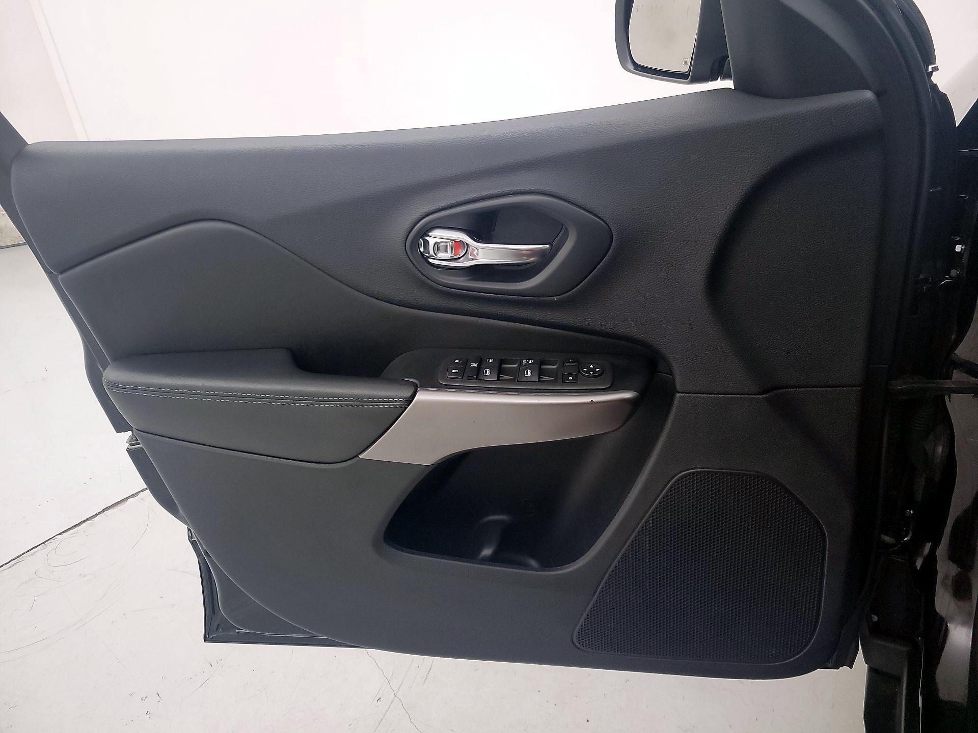 Thumbnail: 2019 Jeep Cherokee - 12