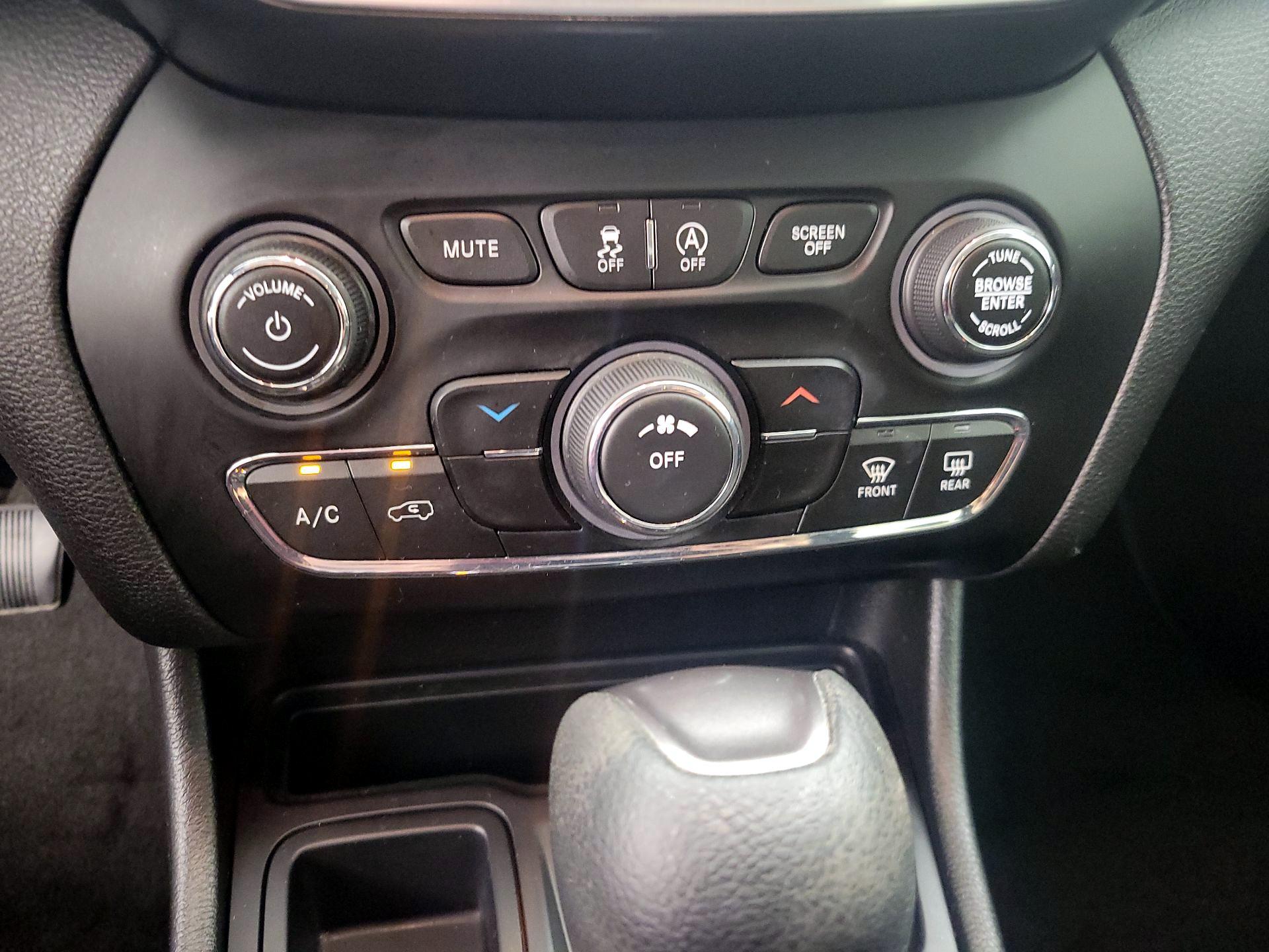 Thumbnail: 2019 Jeep Cherokee - 16