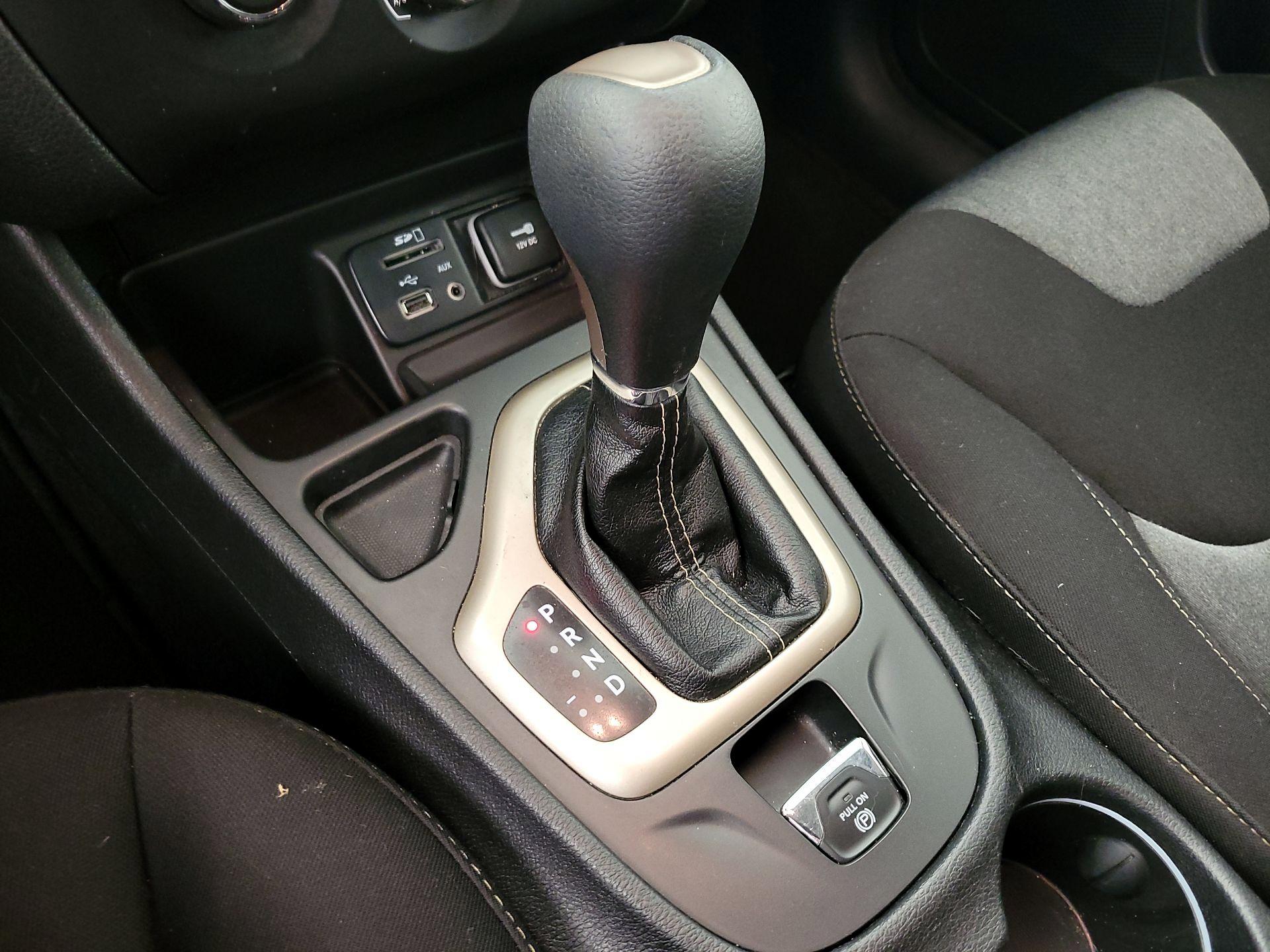 Thumbnail: 2017 Jeep Cherokee - 17