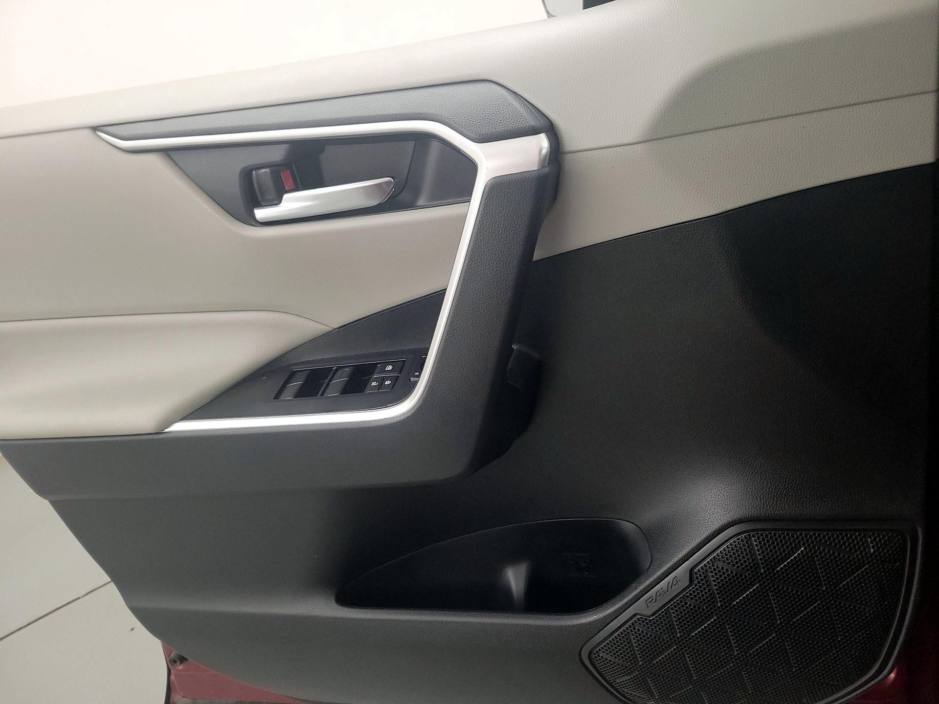 Thumbnail: 2020 Toyota RAV4 - 12