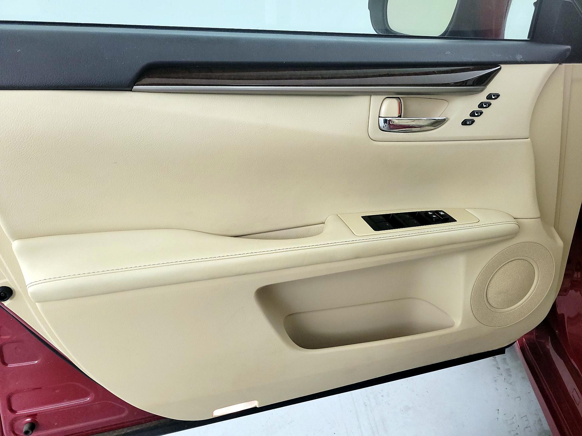 Thumbnail: 2013 Lexus ES - 12