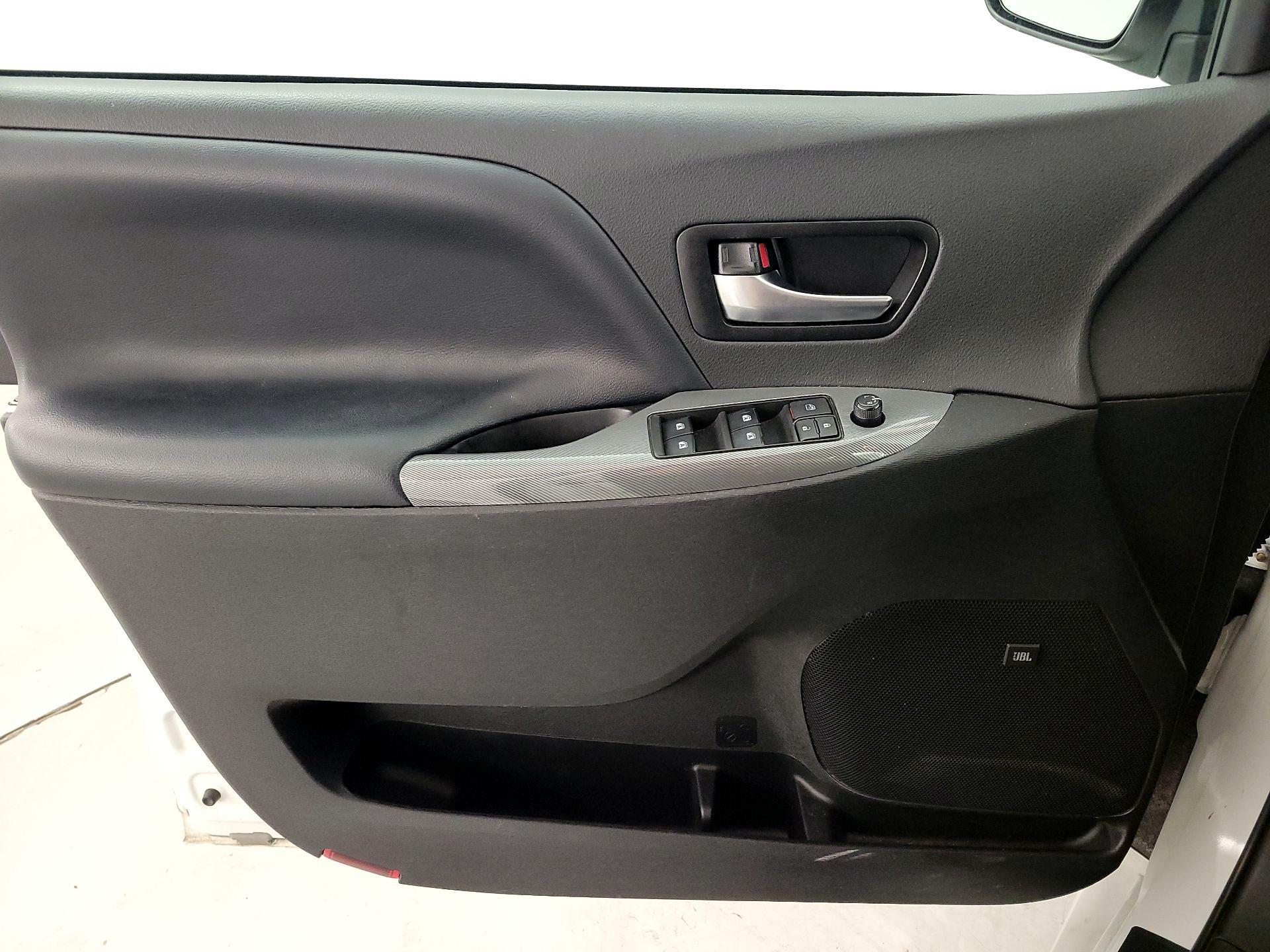 Thumbnail: 2020 Toyota Sienna - 12