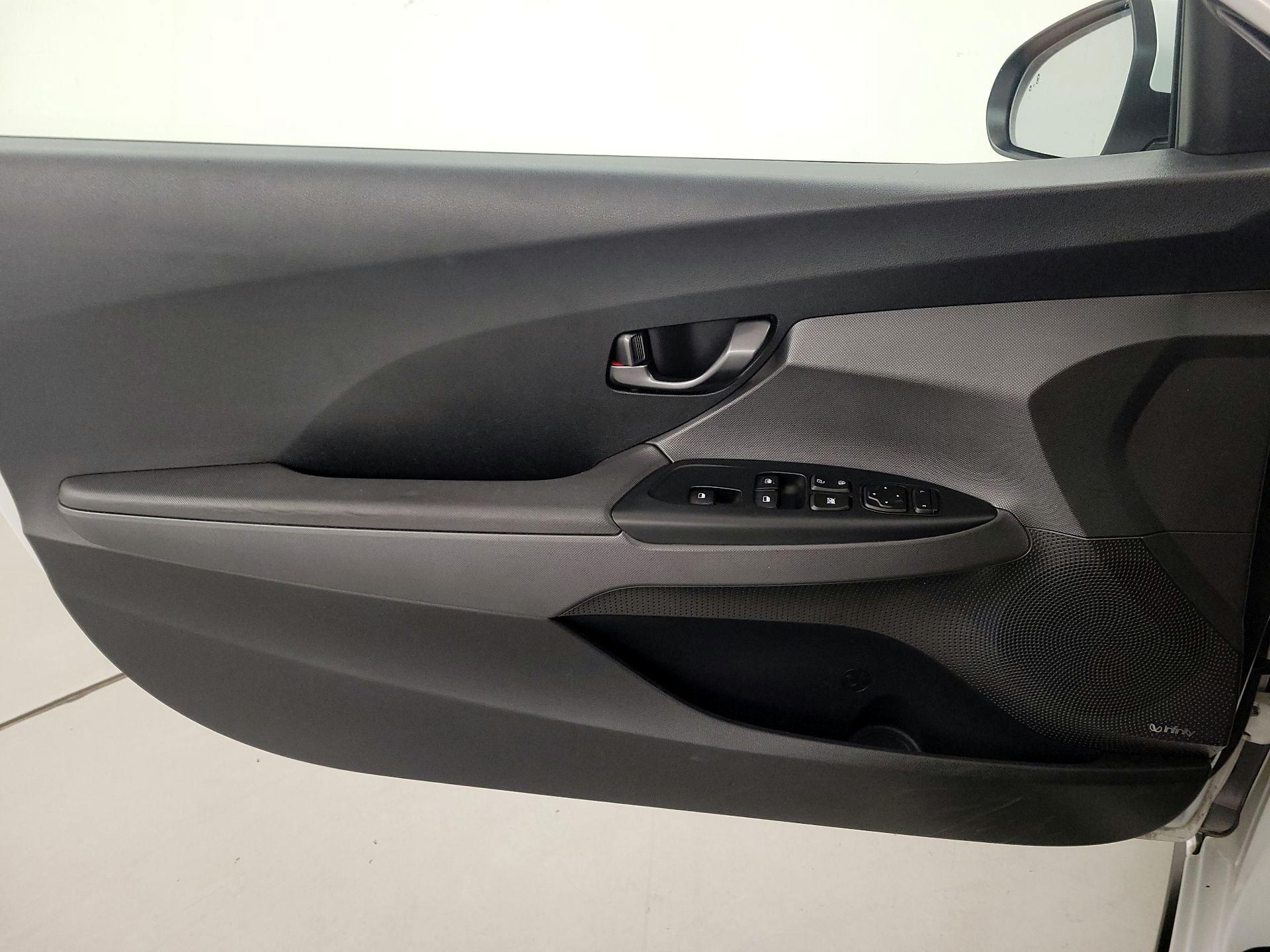 Thumbnail: 2019 Hyundai Veloster - 12
