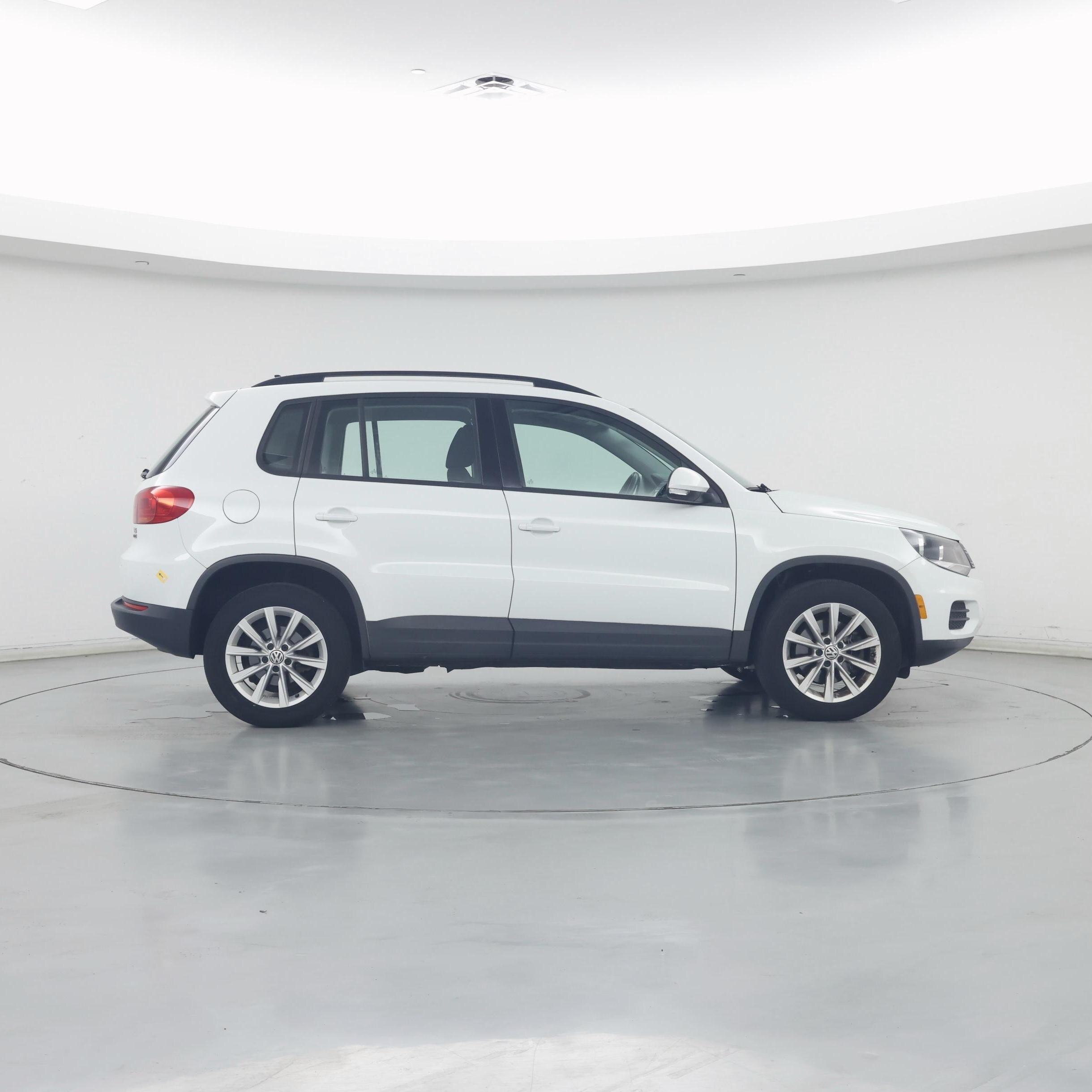 Thumbnail: 2017 Volkswagen Tiguan - 7