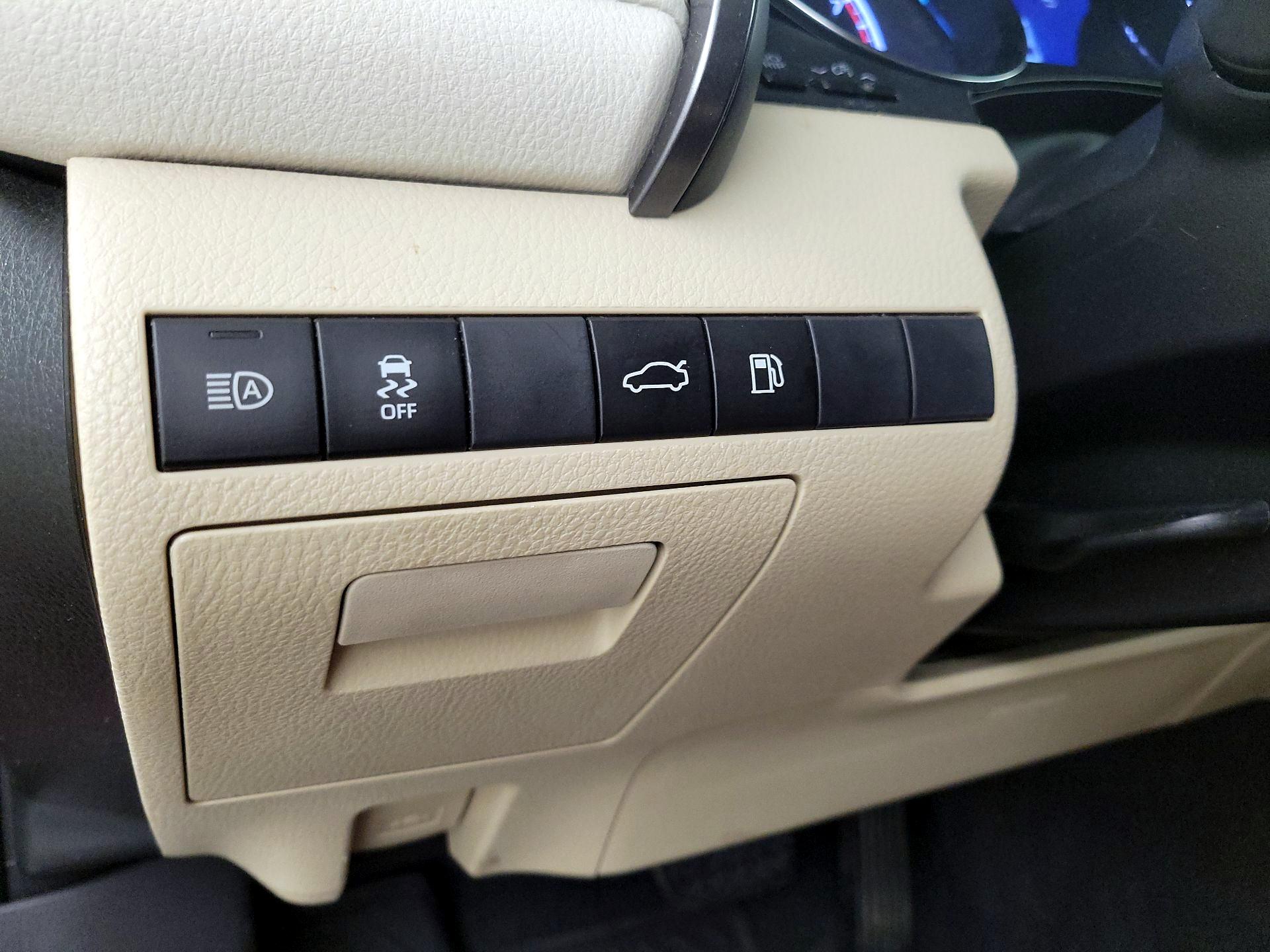 Thumbnail: 2018 Toyota Camry - 13