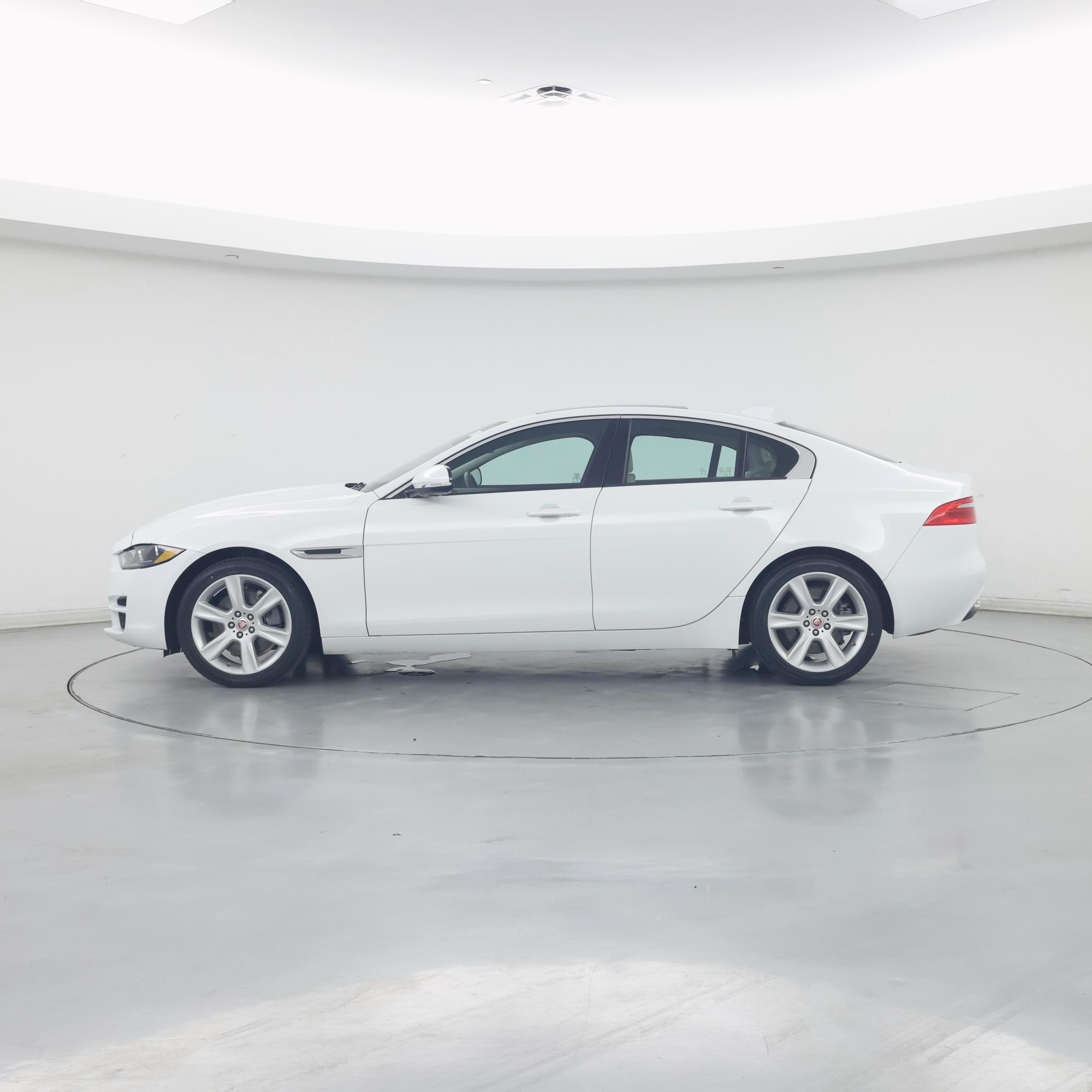Thumbnail: 2018 Jaguar XE - 3