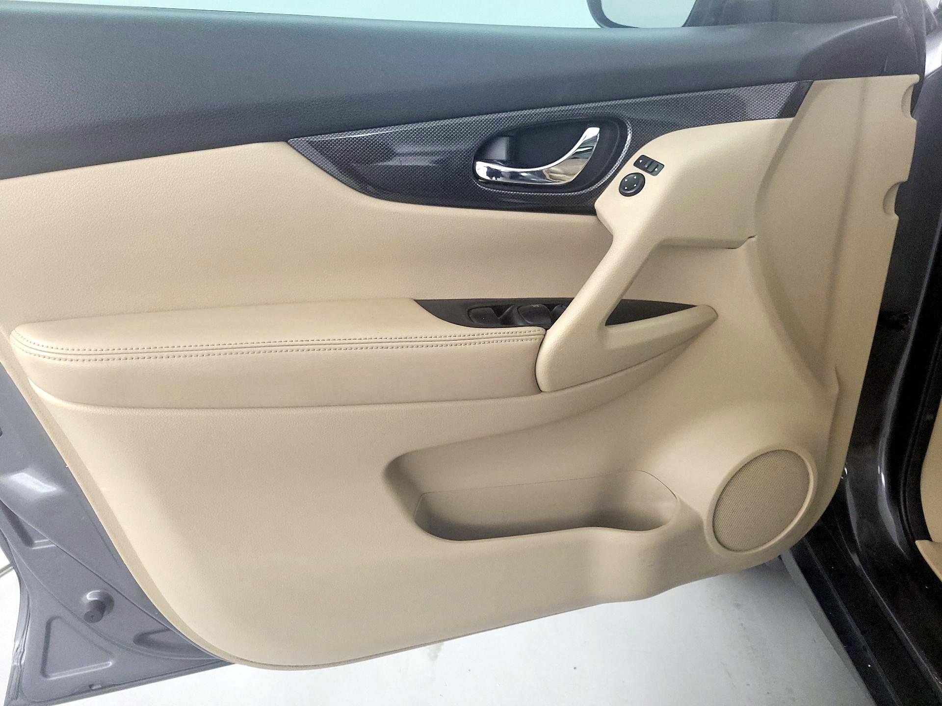 Thumbnail: 2015 Nissan Rogue - 12