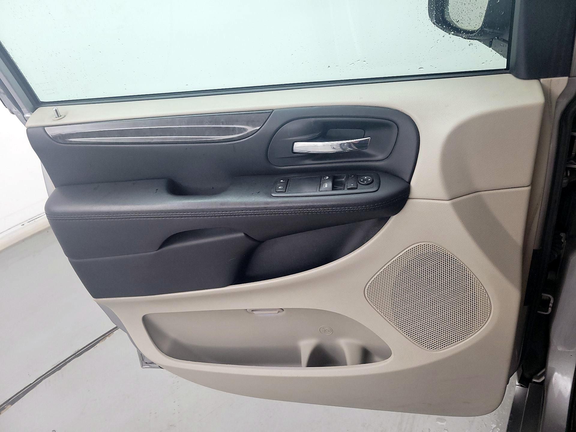 Thumbnail: 2016 Dodge Grand Caravan - 12