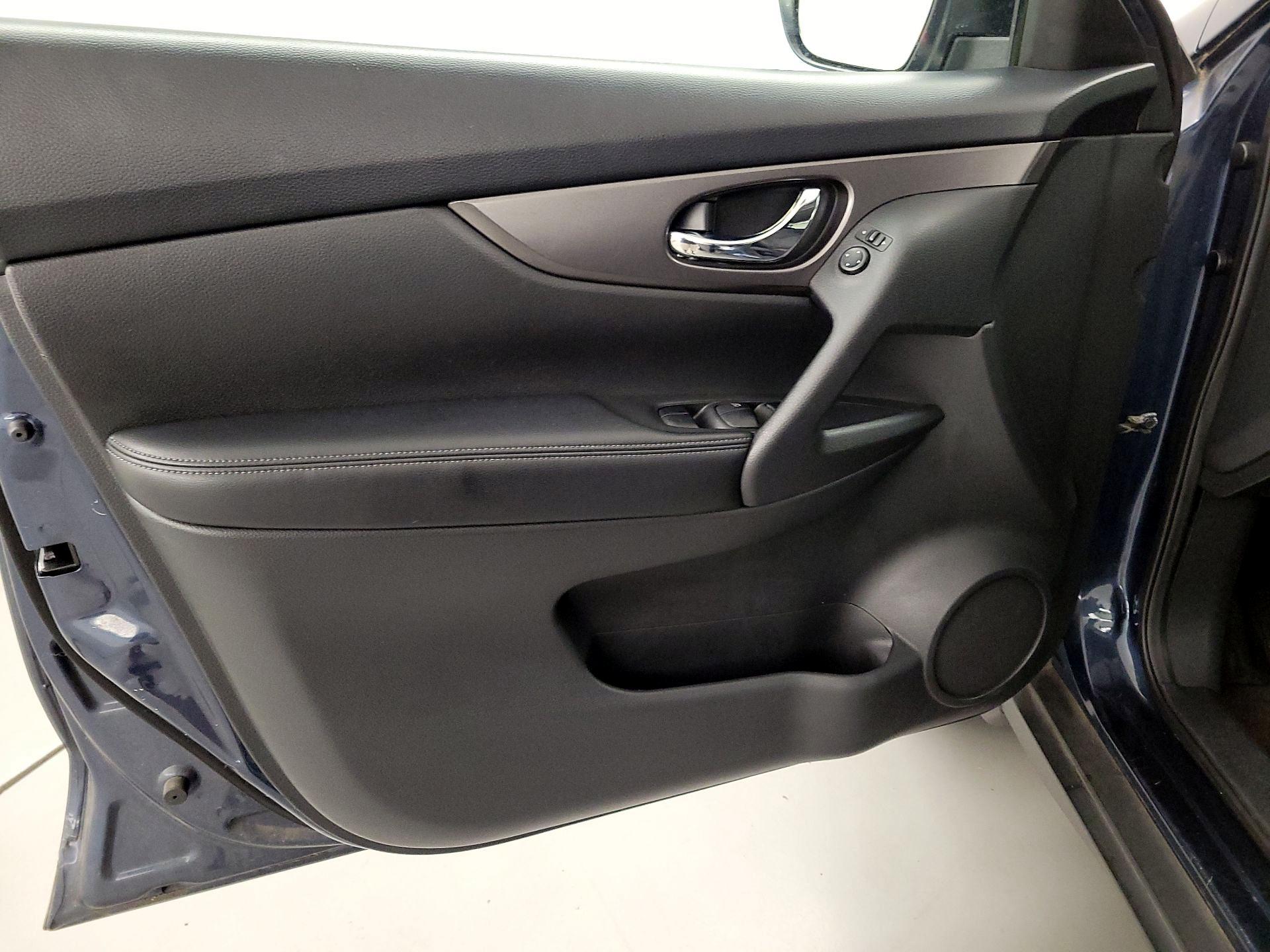 Thumbnail: 2016 Nissan Rogue - 12