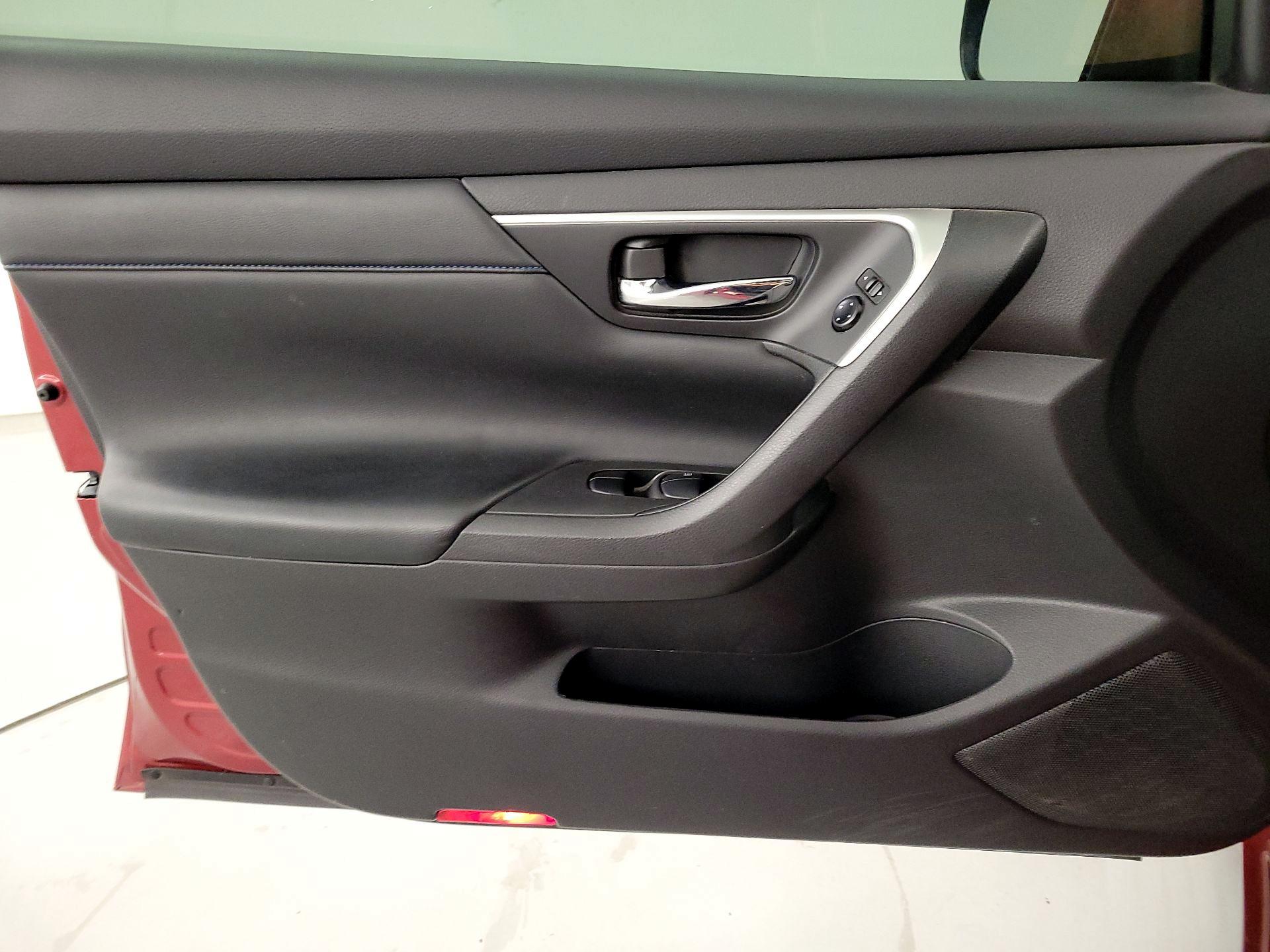 Thumbnail: 2016 Nissan Altima - 12