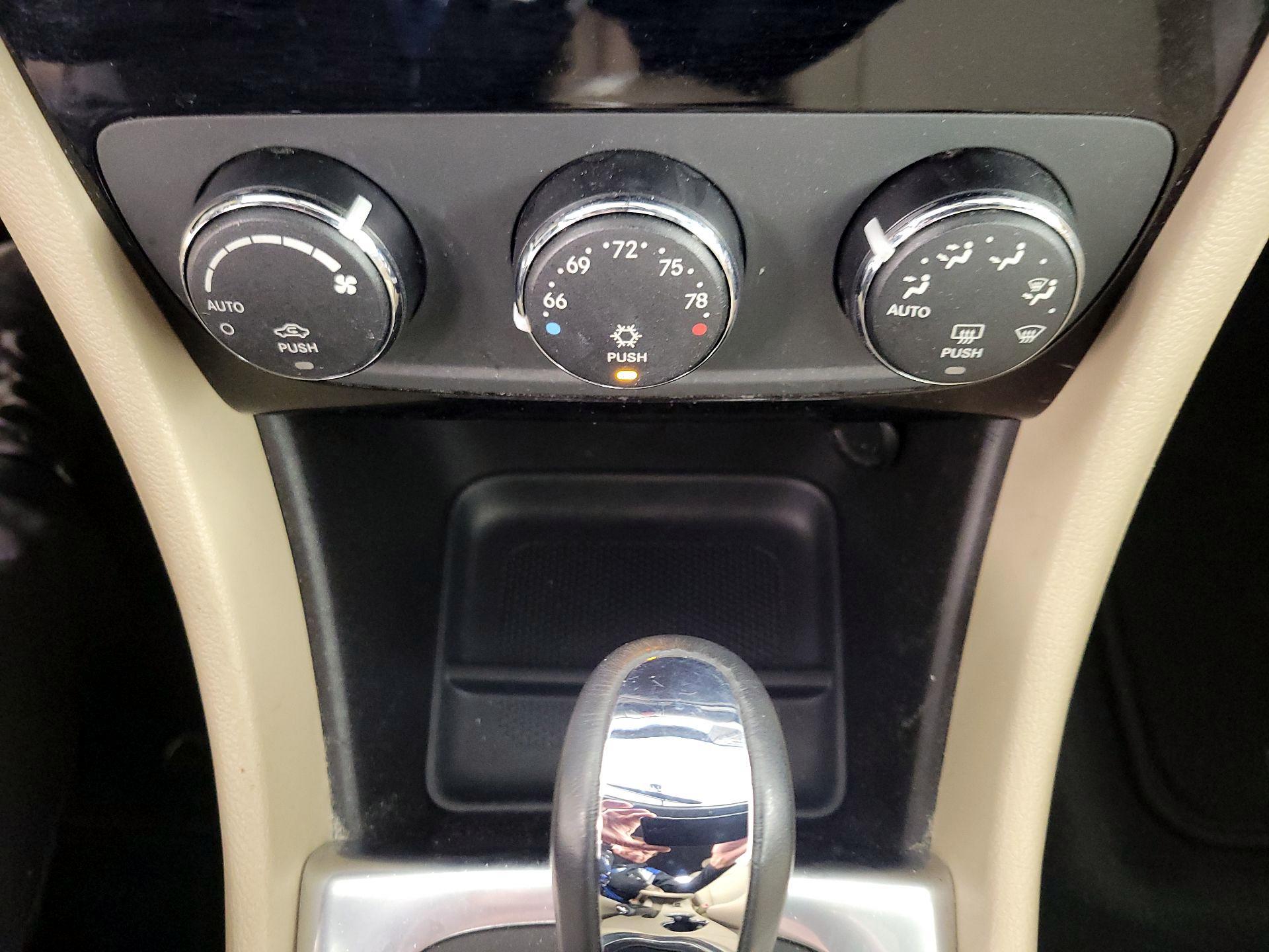 Thumbnail: 2014 Chrysler 200 - 15