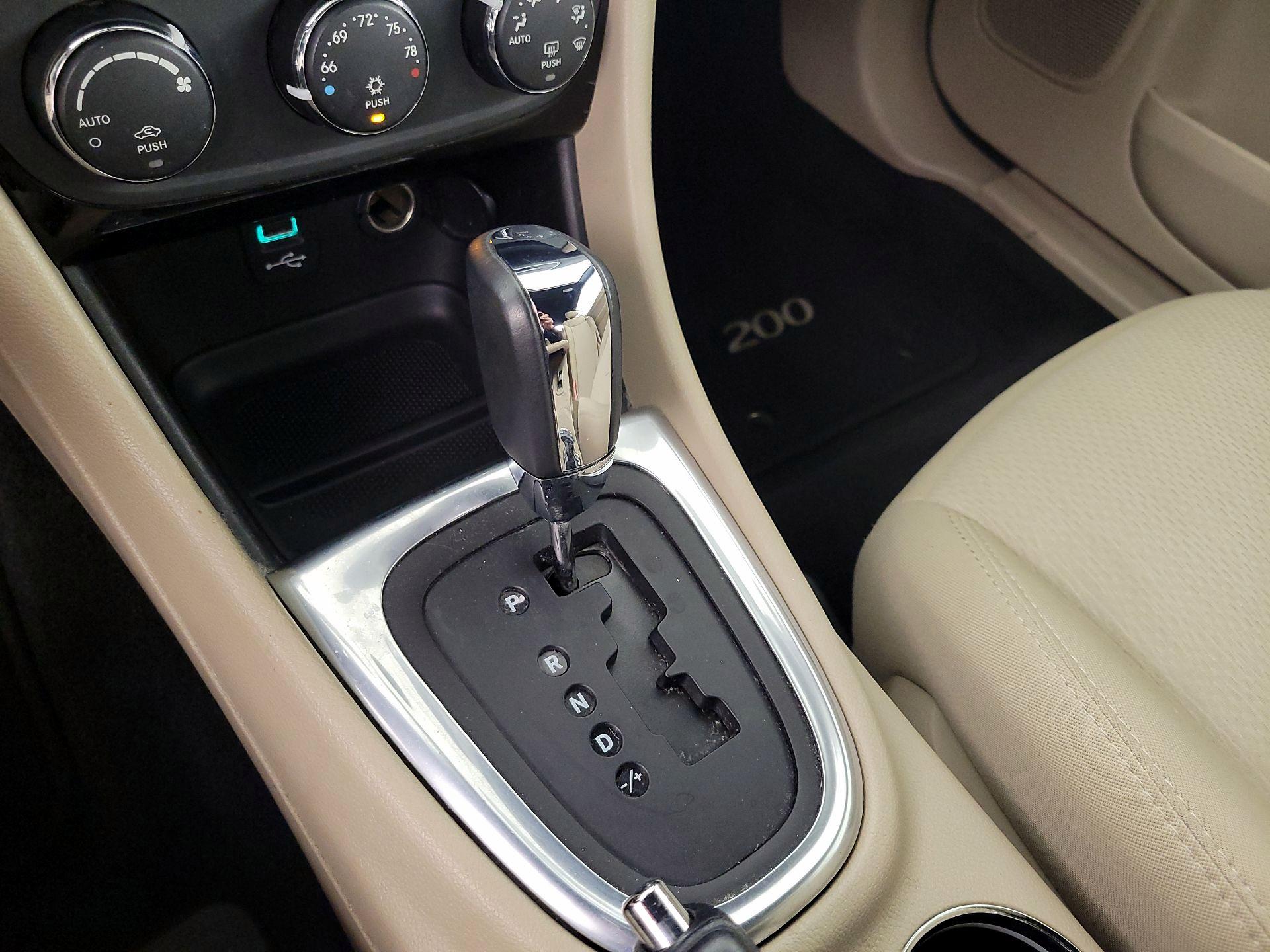 Thumbnail: 2014 Chrysler 200 - 16