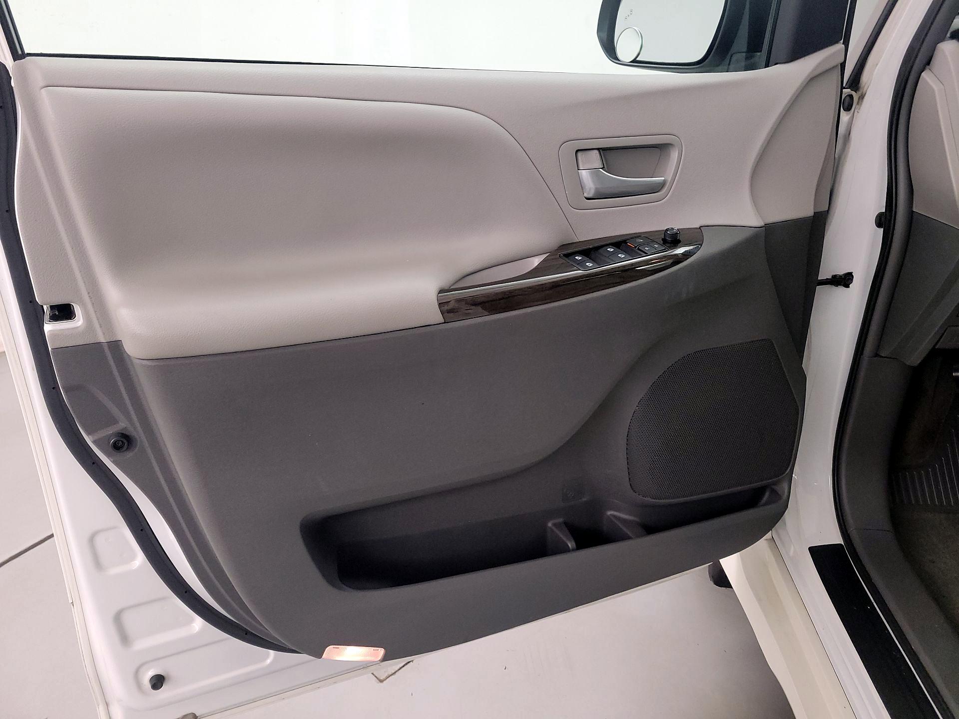 Thumbnail: 2018 Toyota Sienna - 12