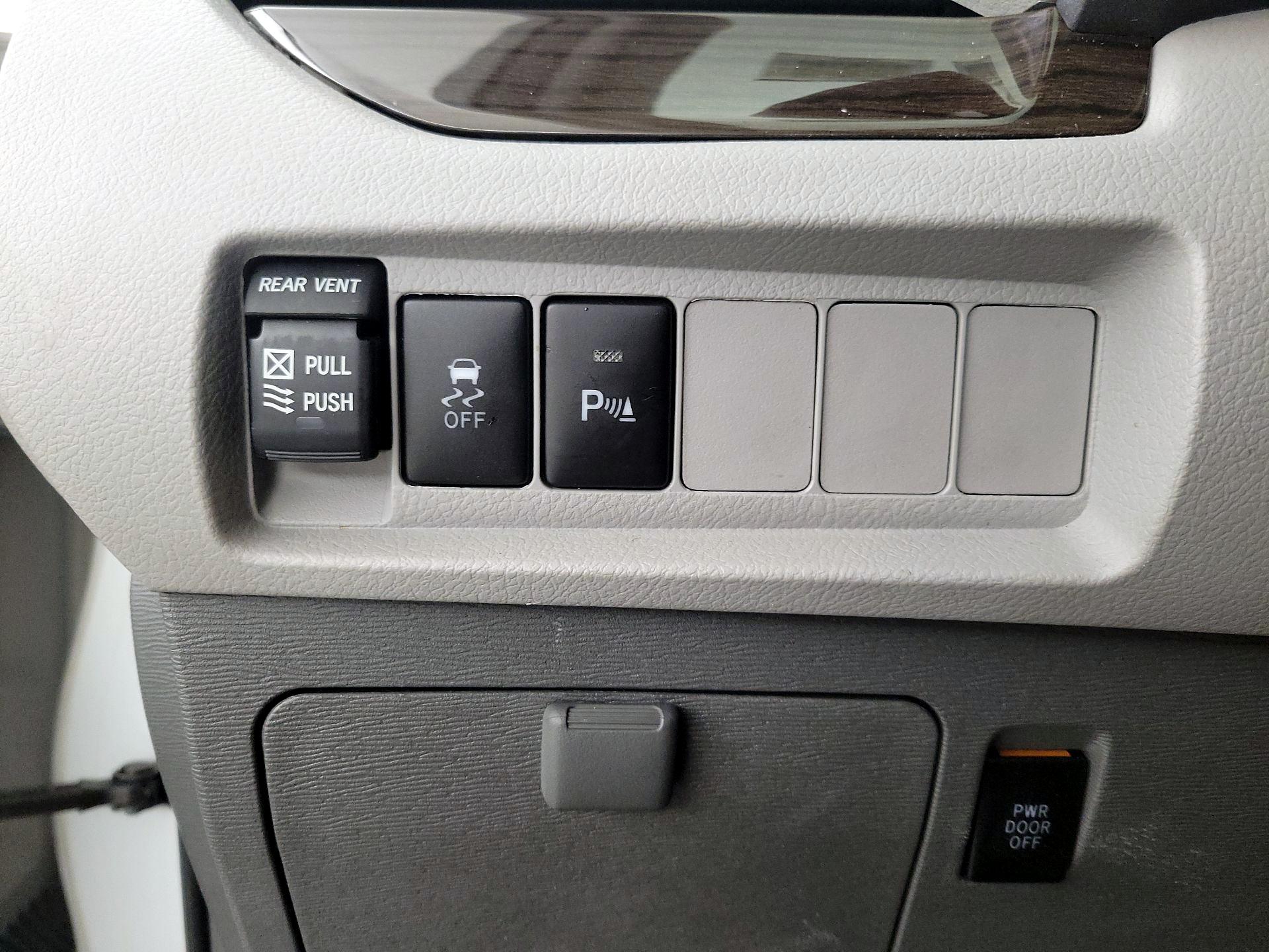 Thumbnail: 2018 Toyota Sienna - 13
