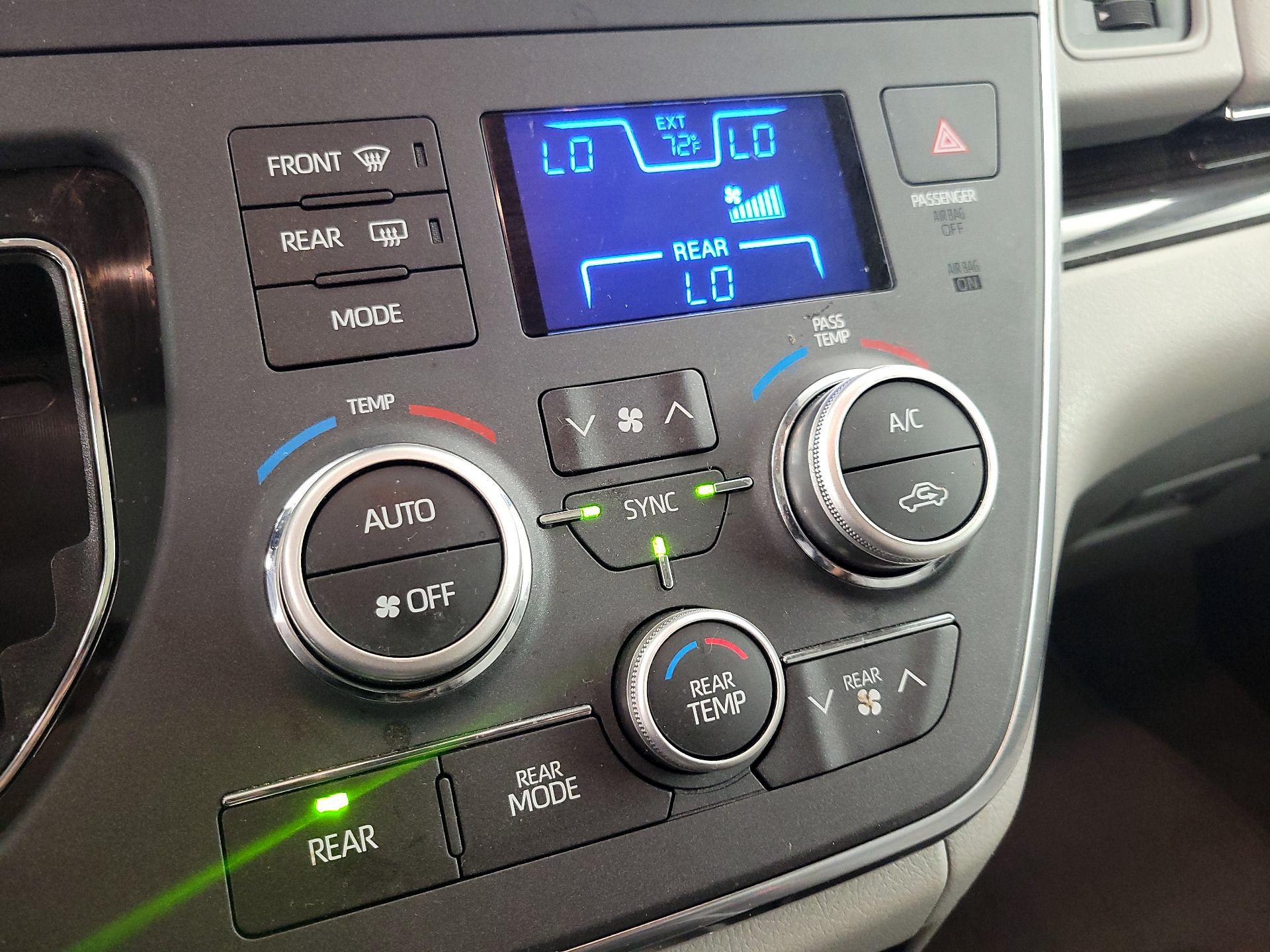 Thumbnail: 2018 Toyota Sienna - 17