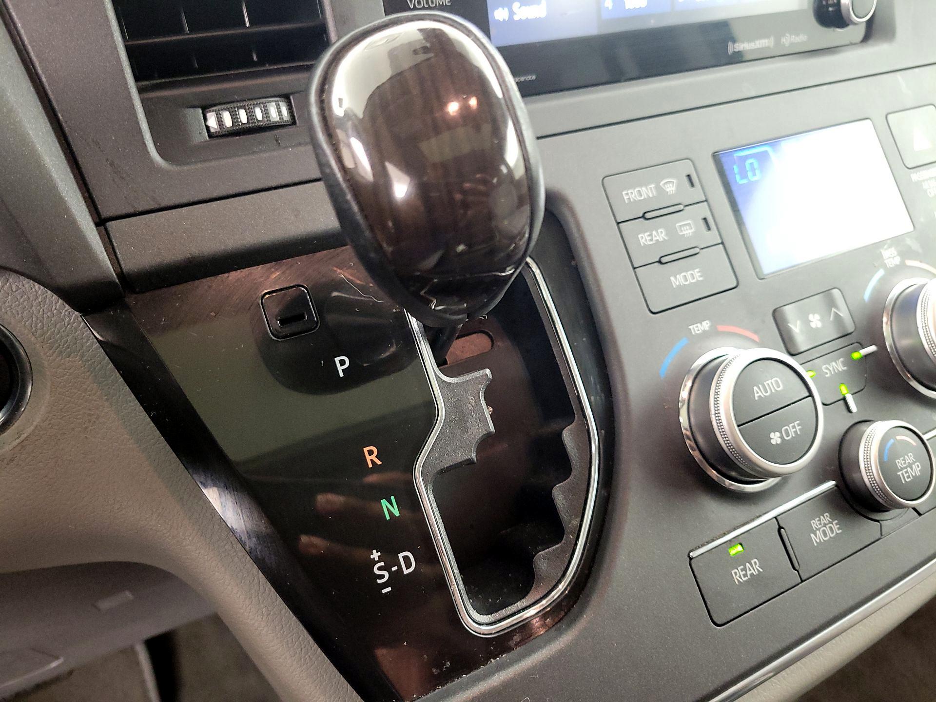 Thumbnail: 2018 Toyota Sienna - 18