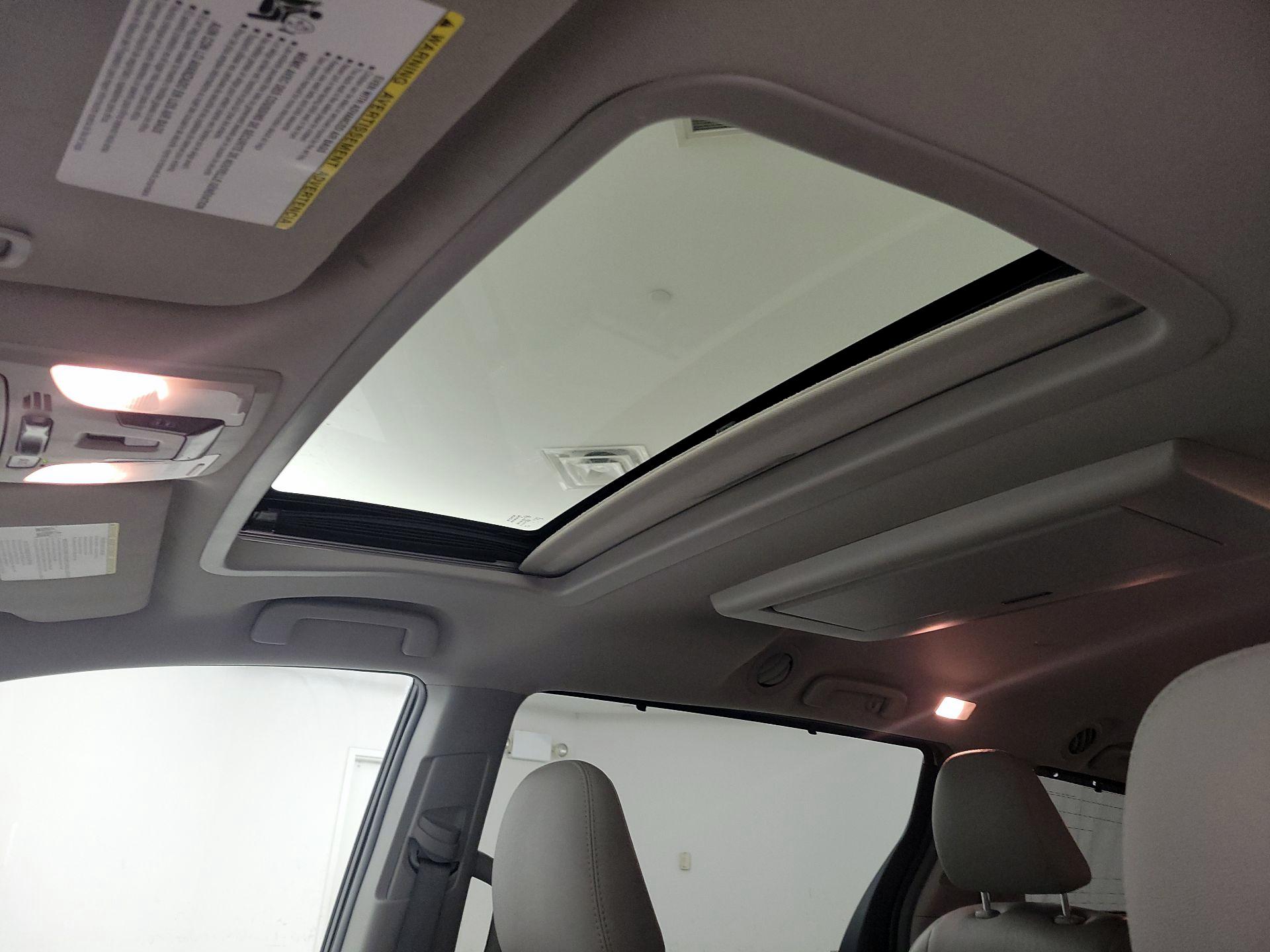 Thumbnail: 2018 Toyota Sienna - 20