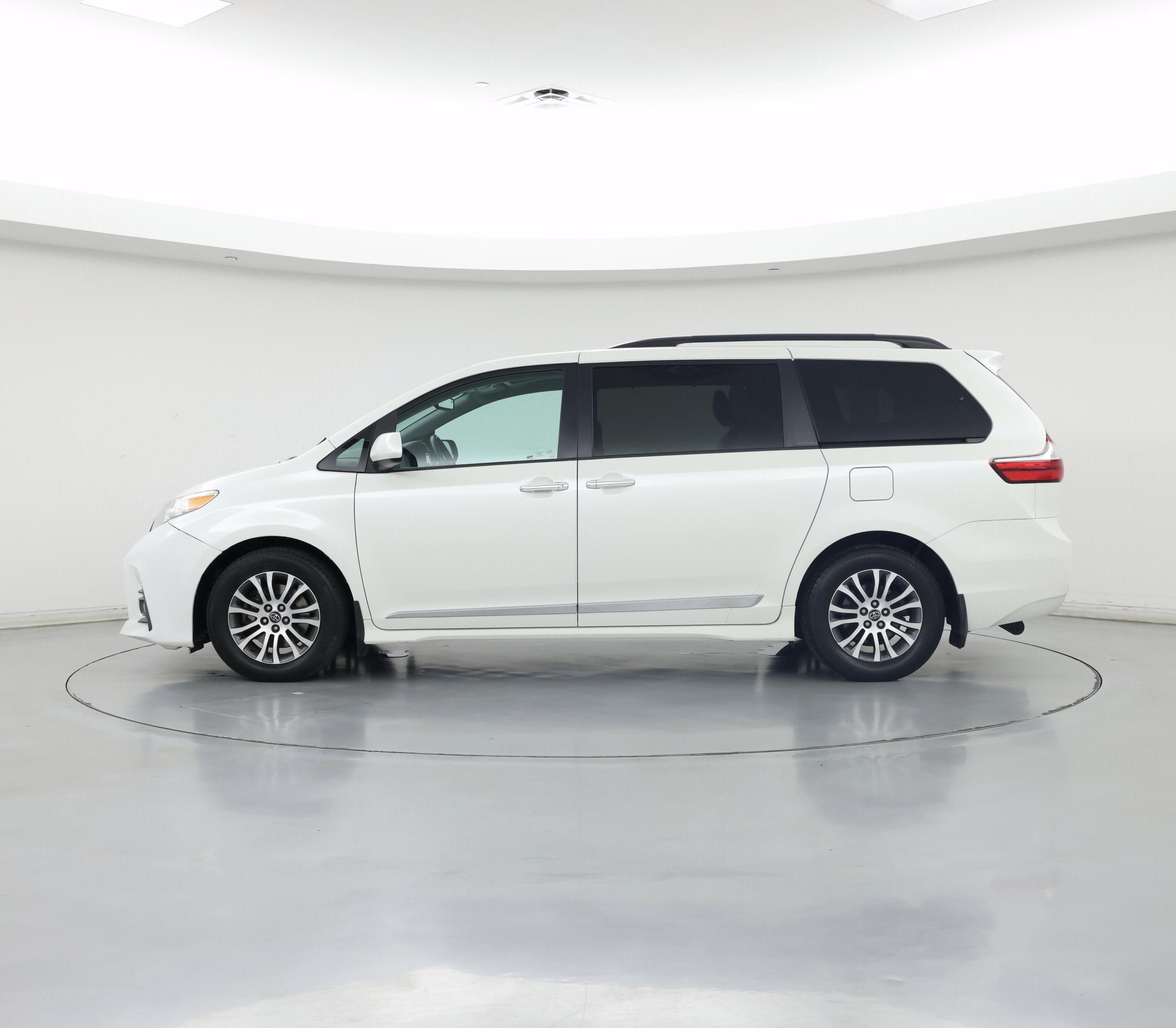 Thumbnail: 2018 Toyota Sienna - 3