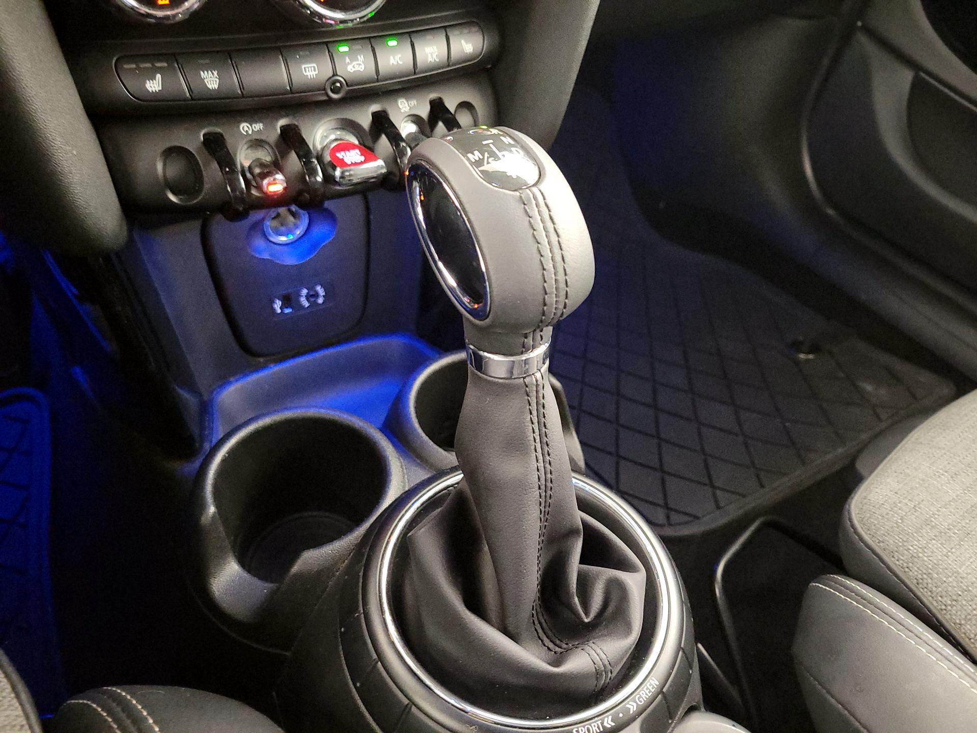 Thumbnail: 2015 MINI Cooper Hardtop - 17