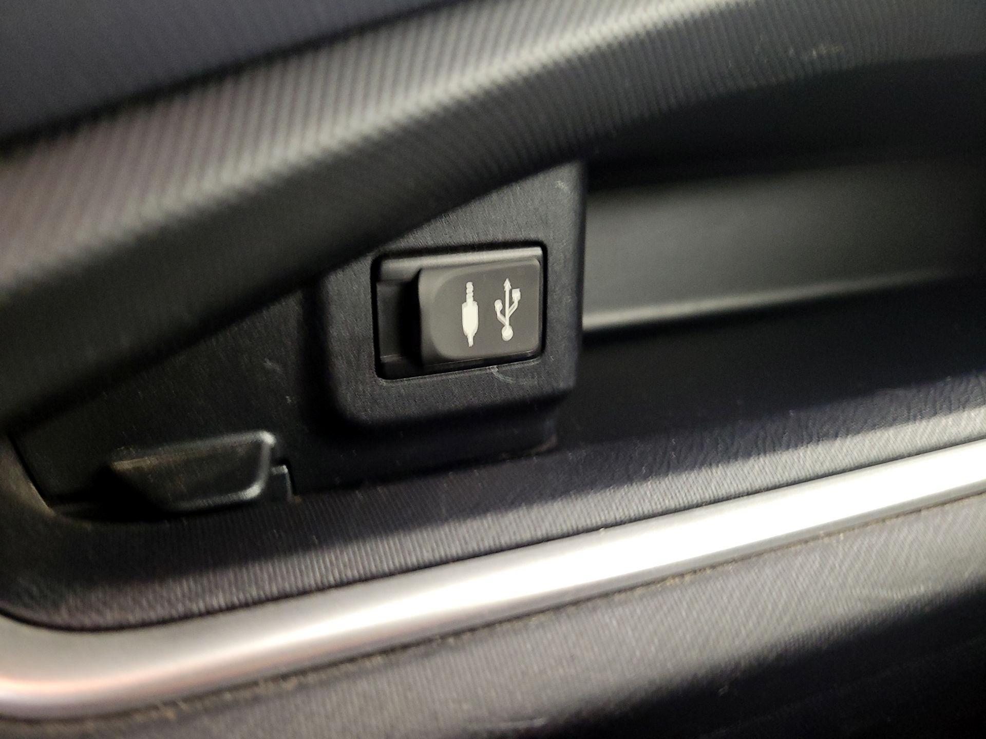 Thumbnail: 2015 Toyota Prius - 18
