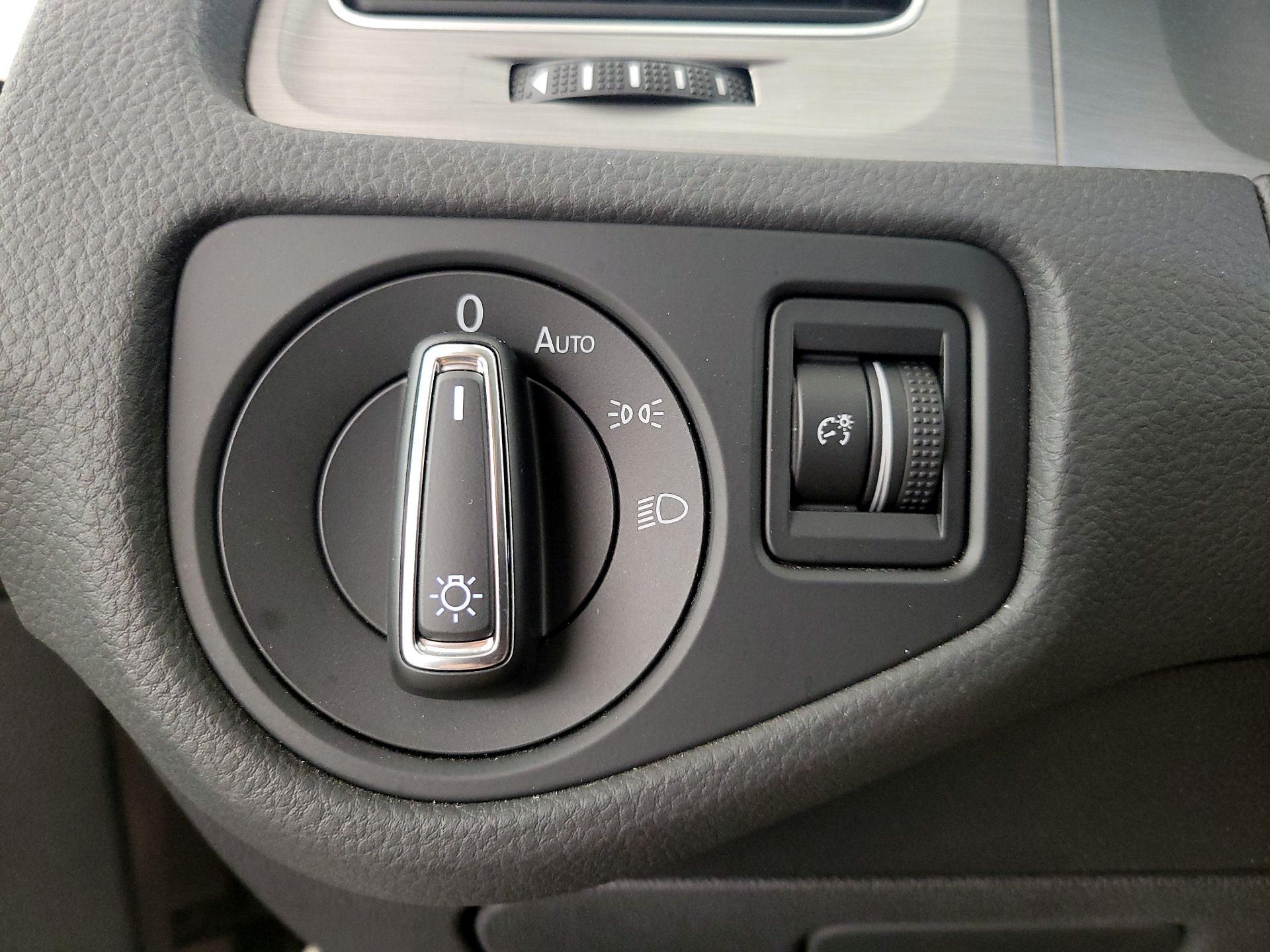 Thumbnail: 2016 Volkswagen Golf - 13
