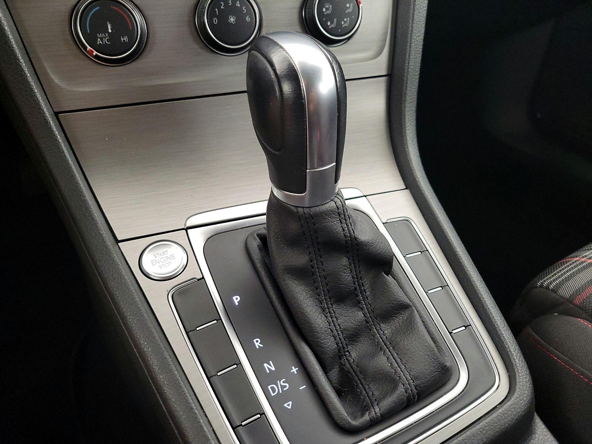 Thumbnail: 2016 Volkswagen Golf - 17