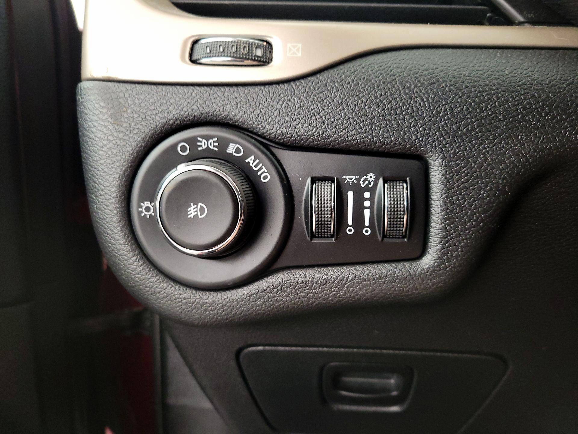 Thumbnail: 2016 Jeep Cherokee - 13
