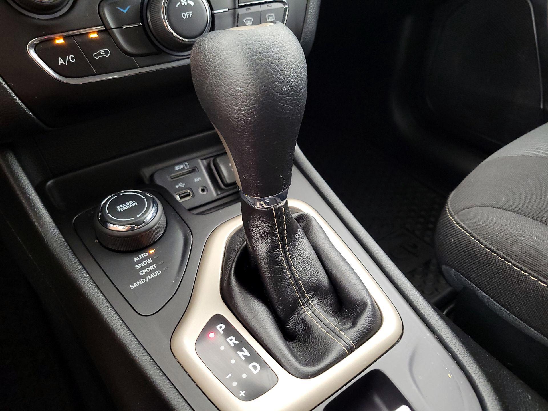 Thumbnail: 2016 Jeep Cherokee - 17