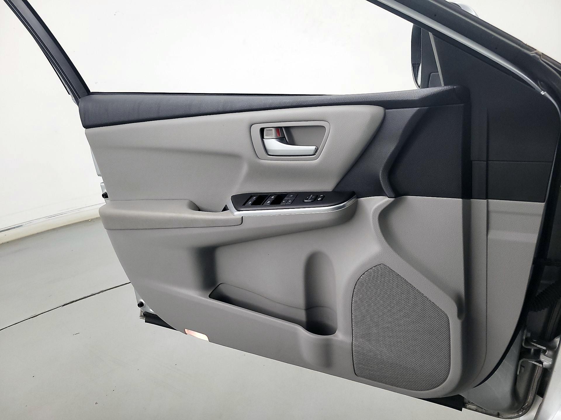 Thumbnail: 2016 Toyota Camry - 12