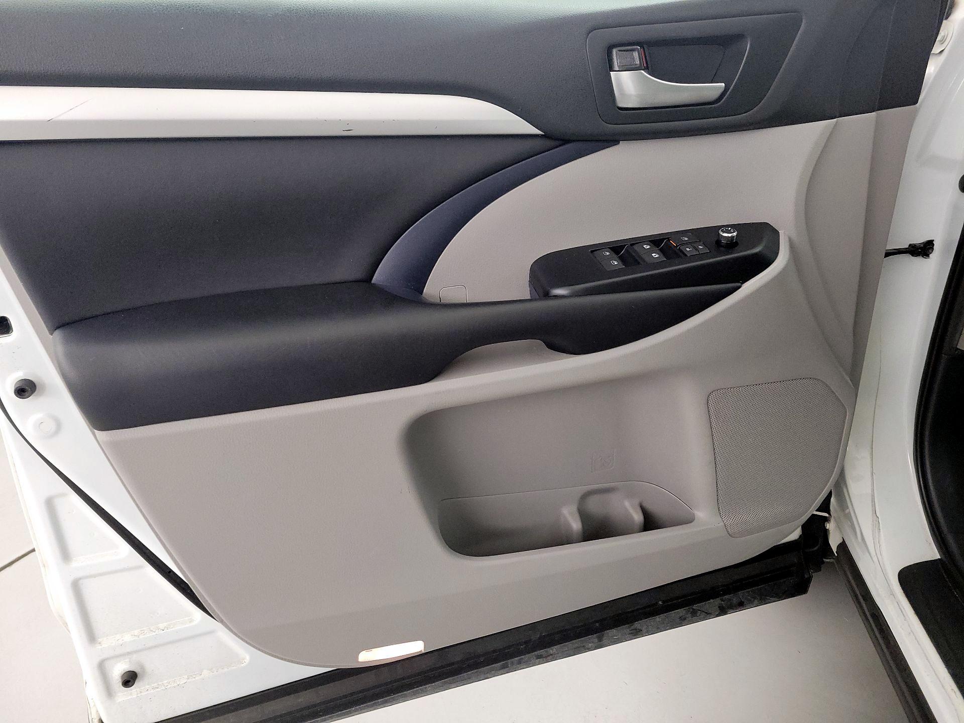 Thumbnail: 2019 Toyota Highlander - 12