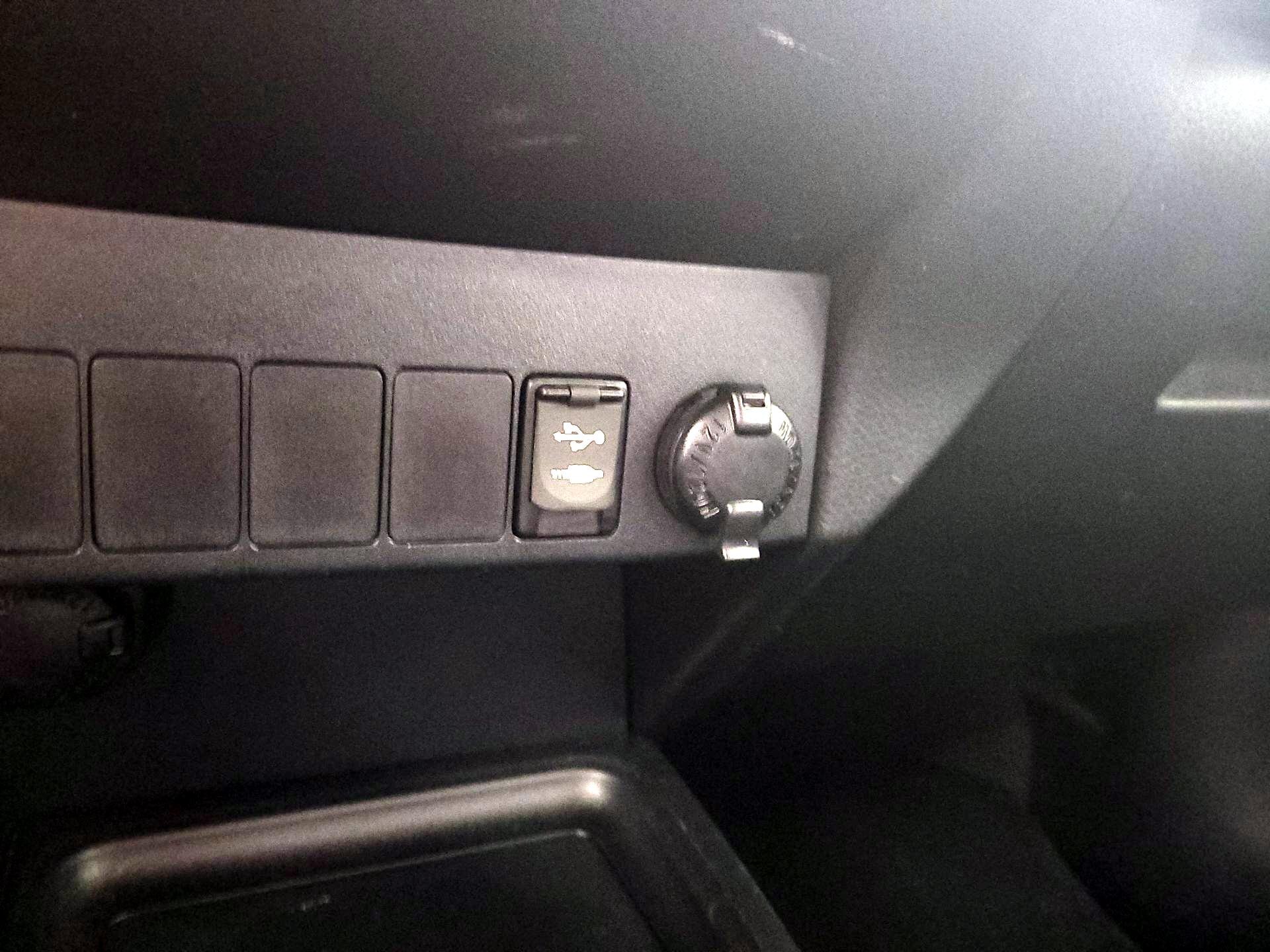 Thumbnail: 2015 Toyota RAV4 - 18