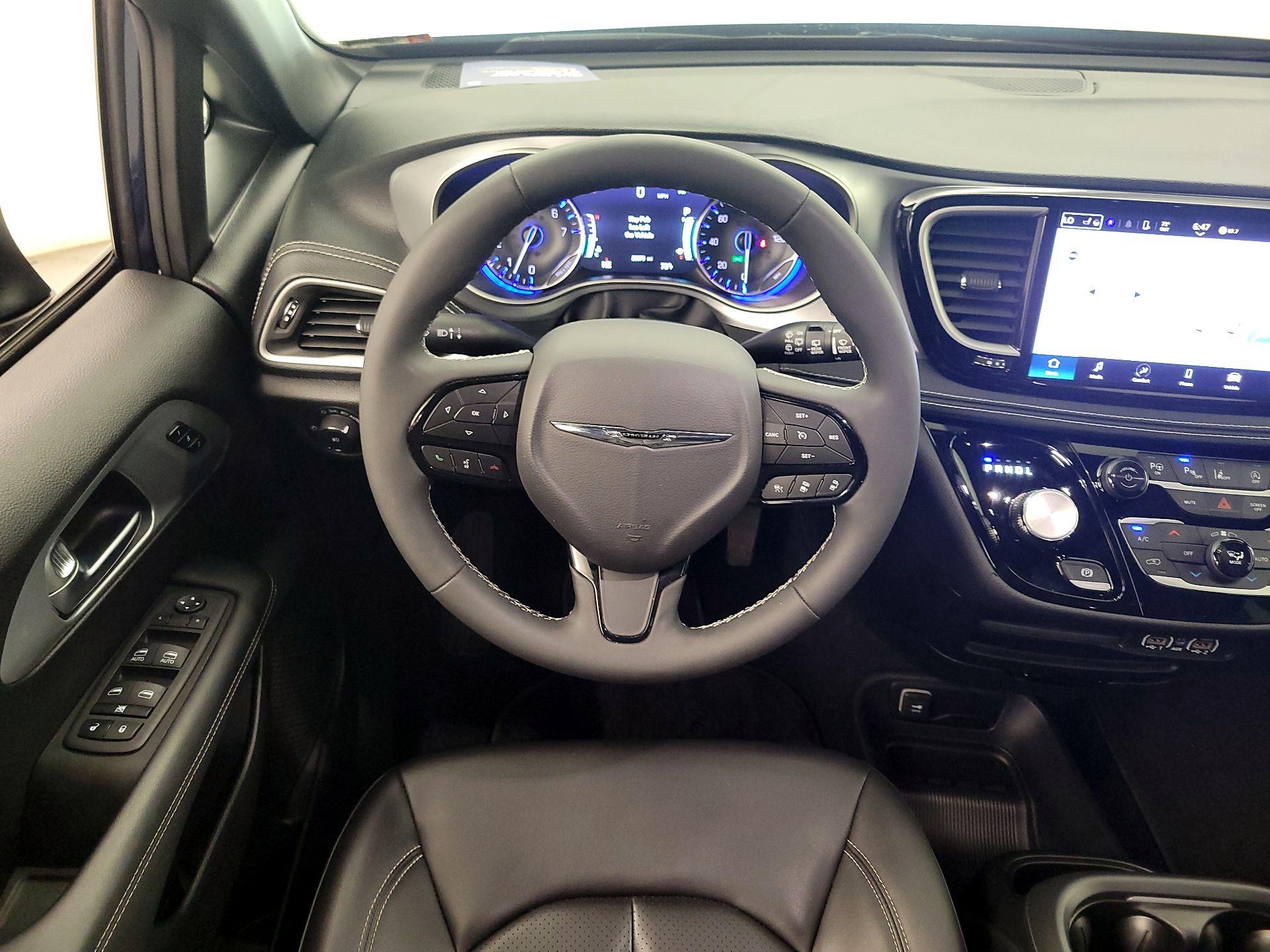 Thumbnail: 2023 Chrysler Pacifica - 10