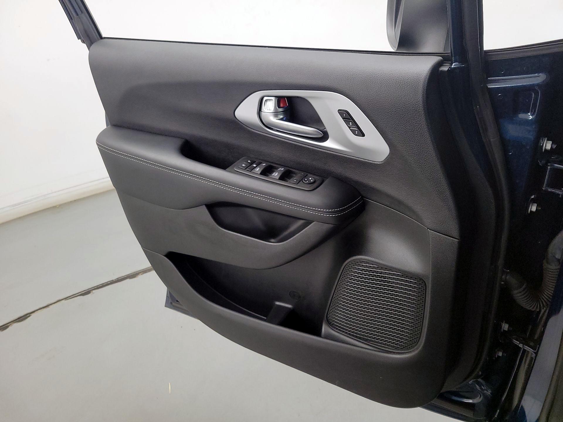 Thumbnail: 2023 Chrysler Pacifica - 12