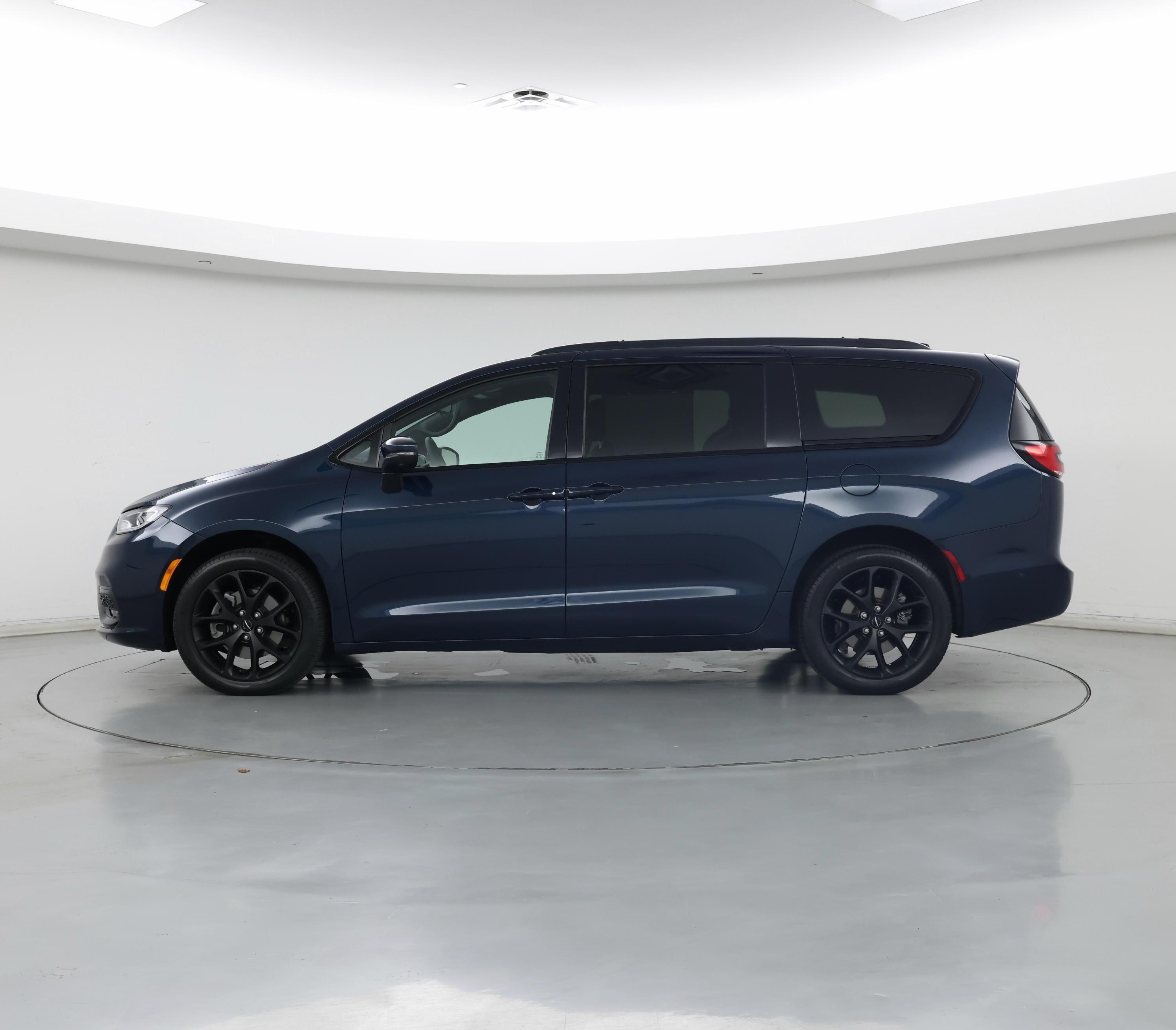 Thumbnail: 2023 Chrysler Pacifica - 3