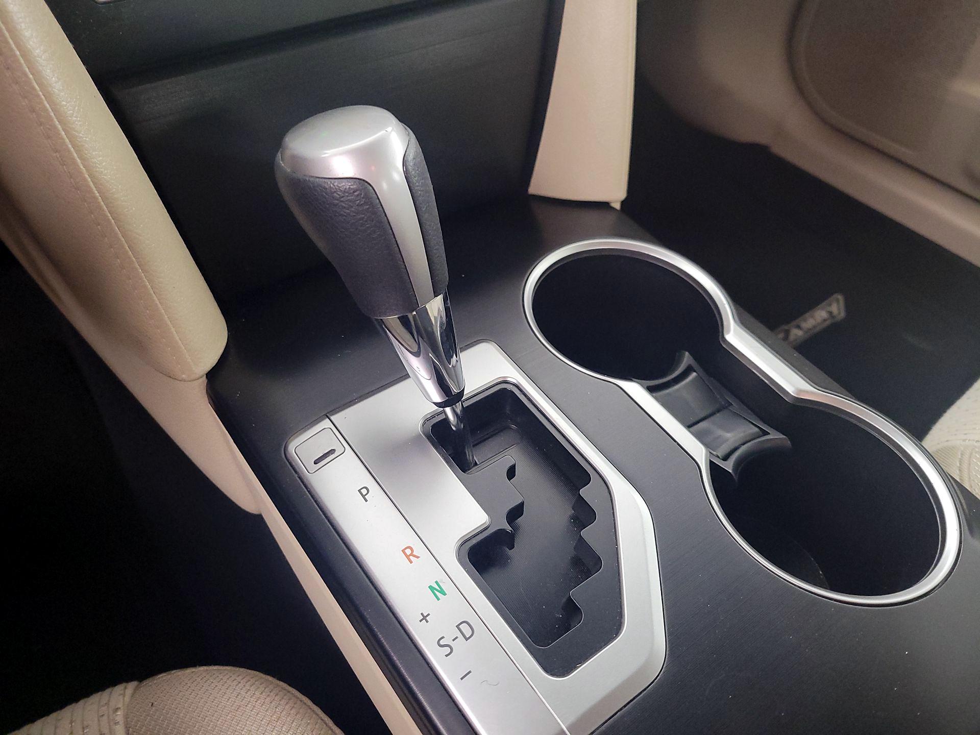 Thumbnail: 2014 Toyota Camry - 16