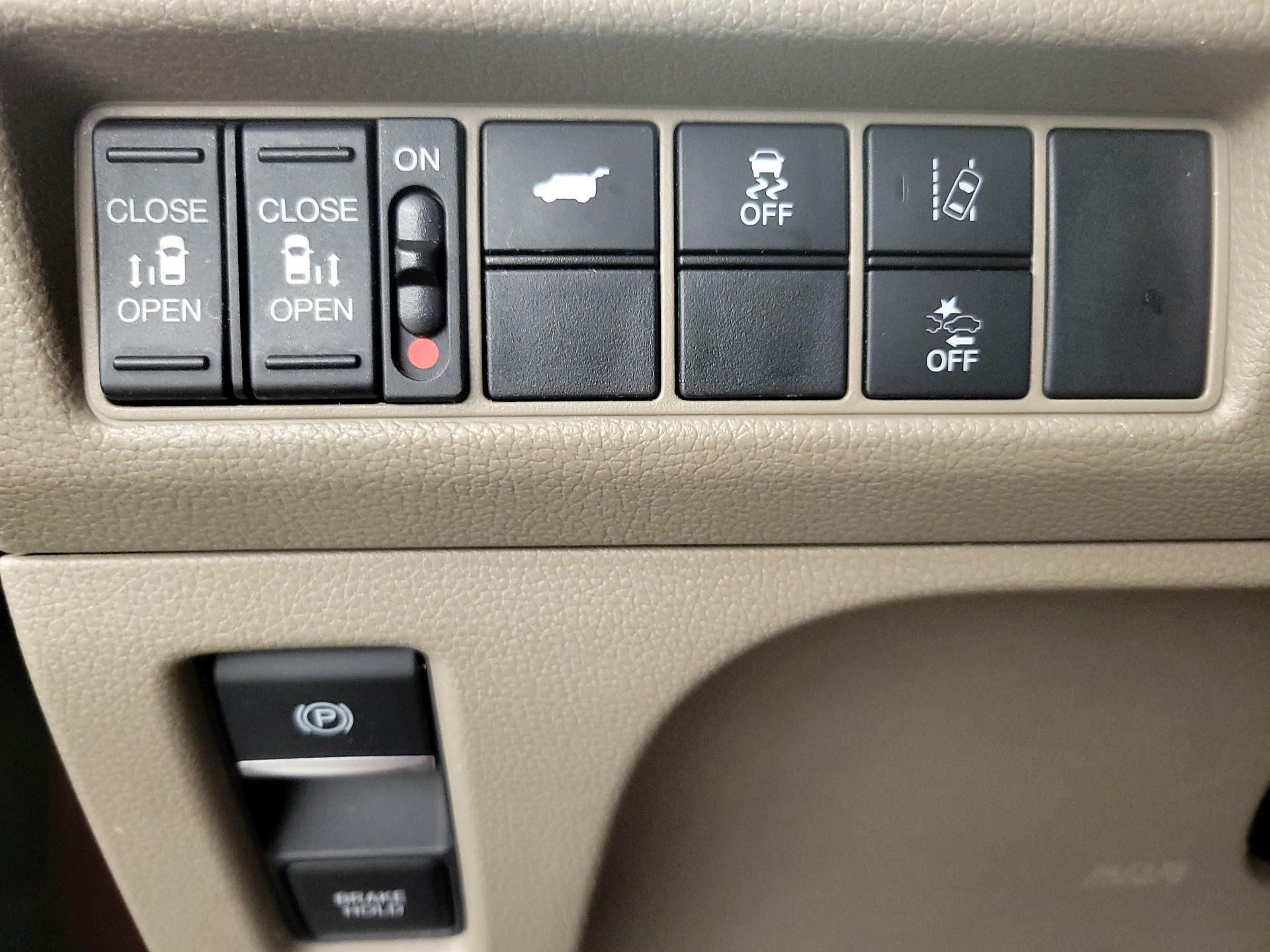 Thumbnail: 2018 Honda Odyssey - 13