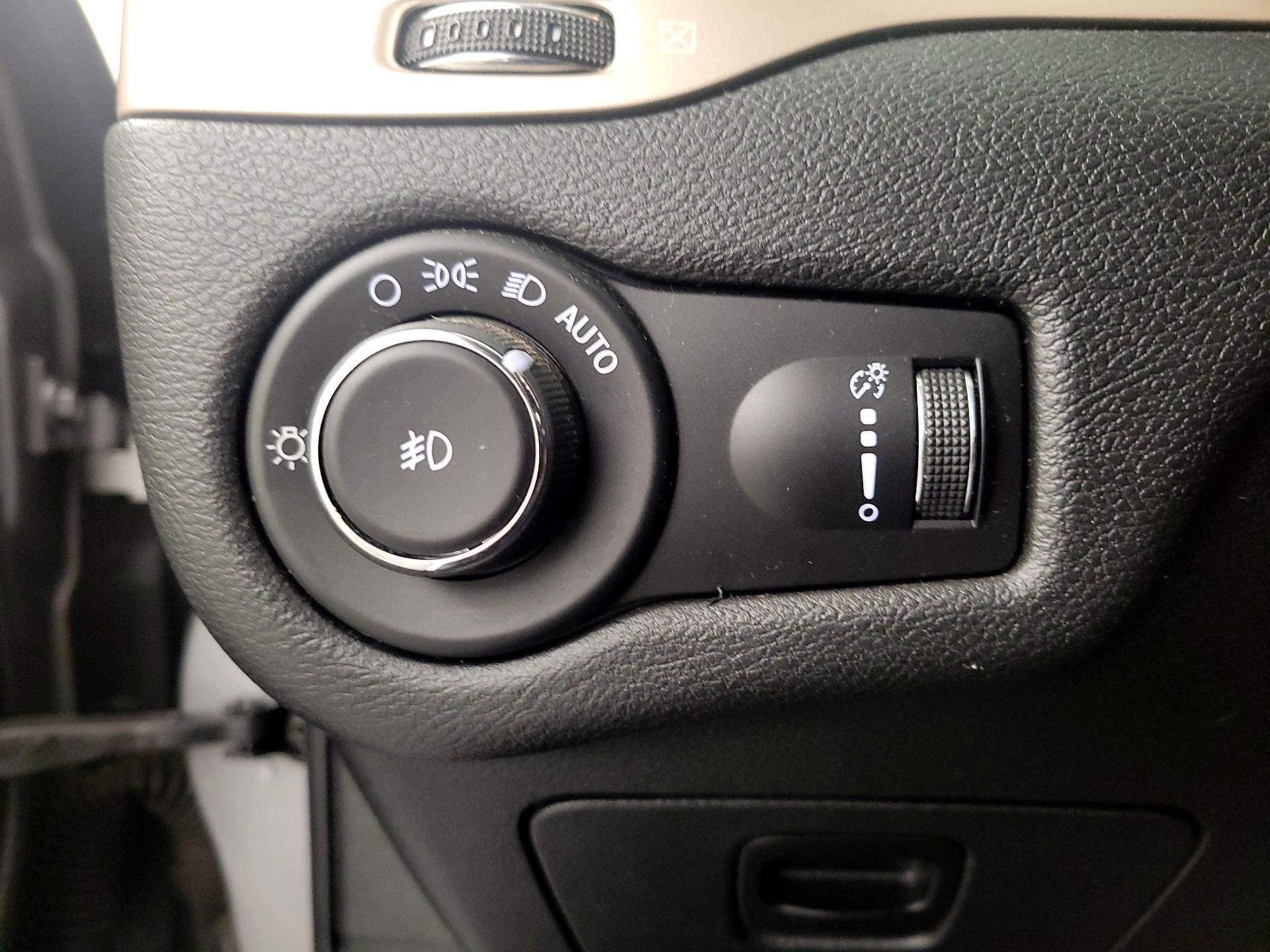 Thumbnail: 2018 Jeep Cherokee - 13