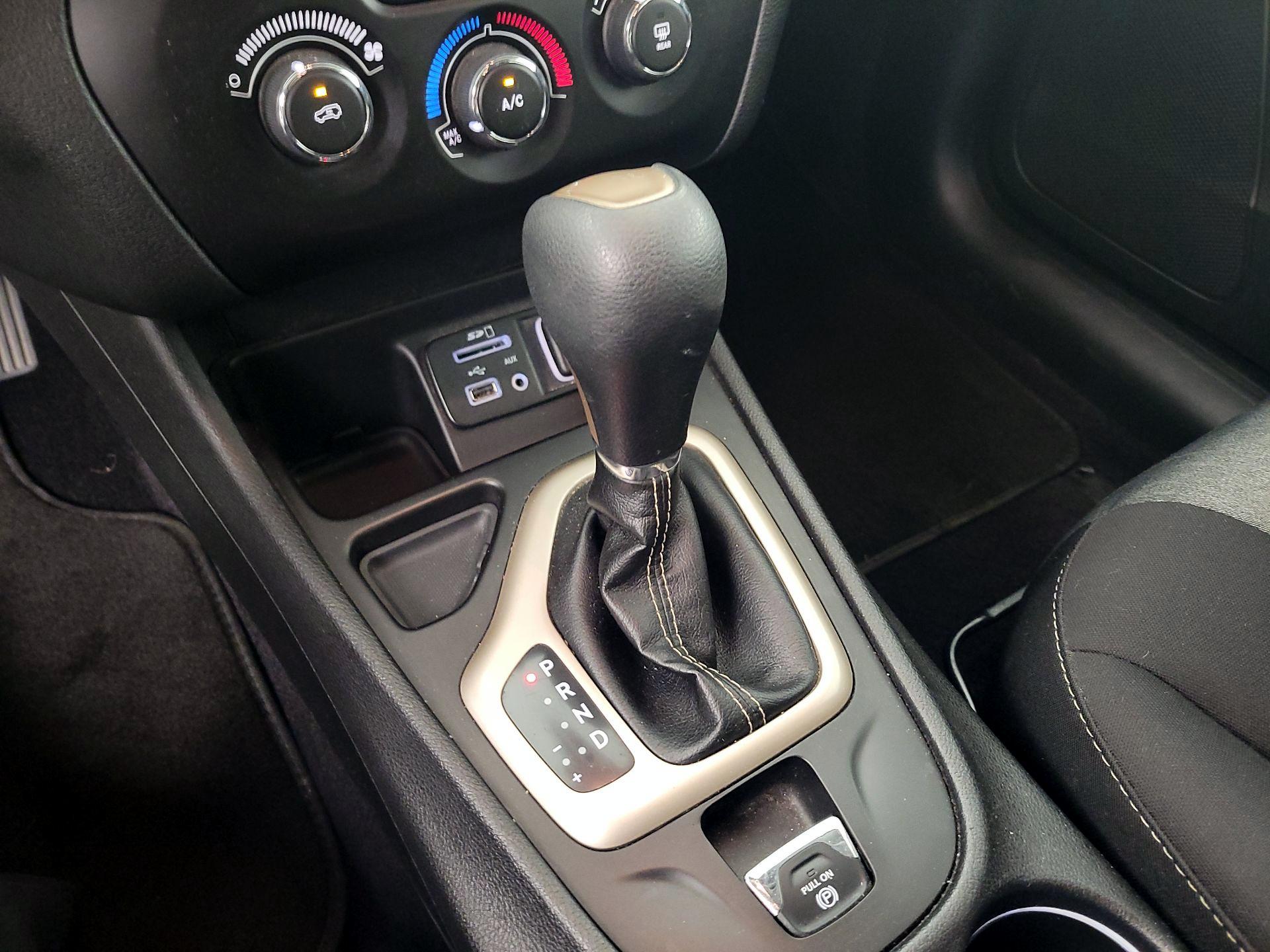 Thumbnail: 2018 Jeep Cherokee - 17
