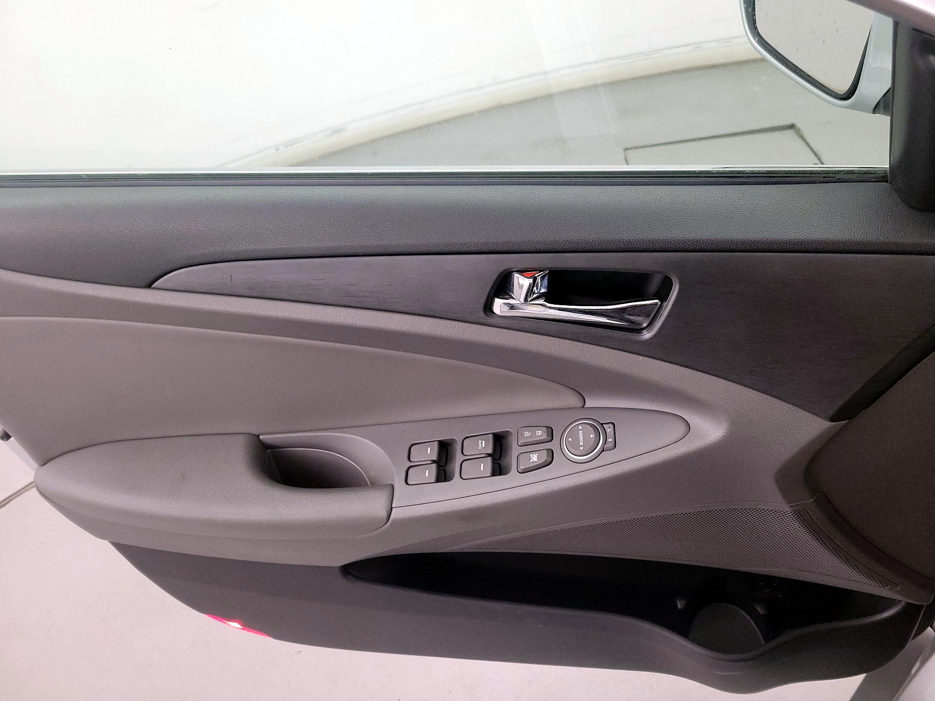 Thumbnail: 2013 Hyundai Sonata - 12