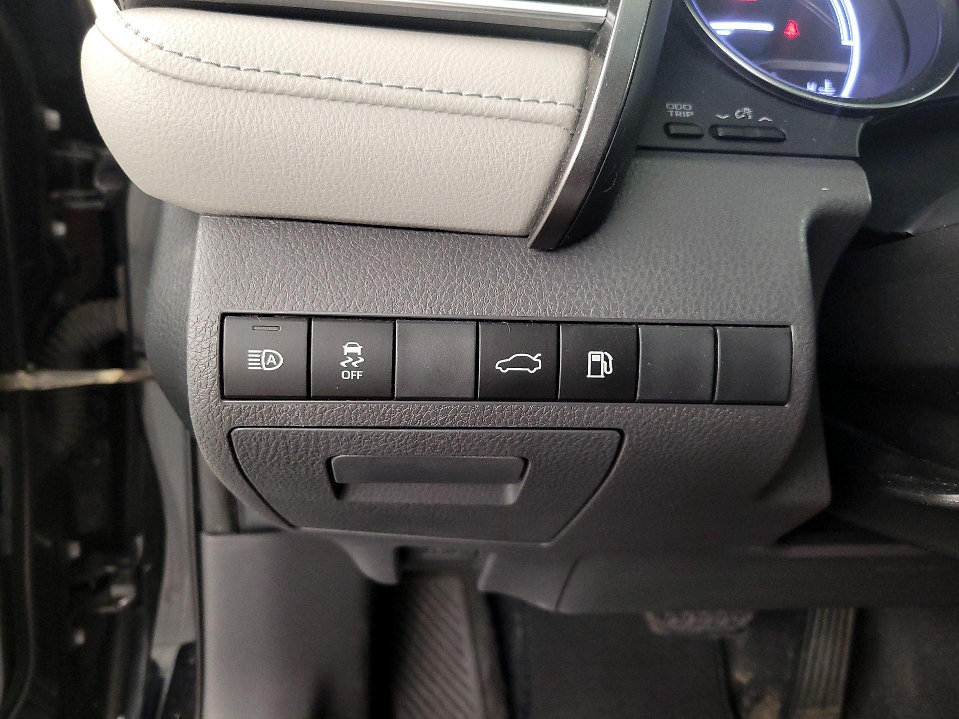 Thumbnail: 2018 Toyota Camry - 13