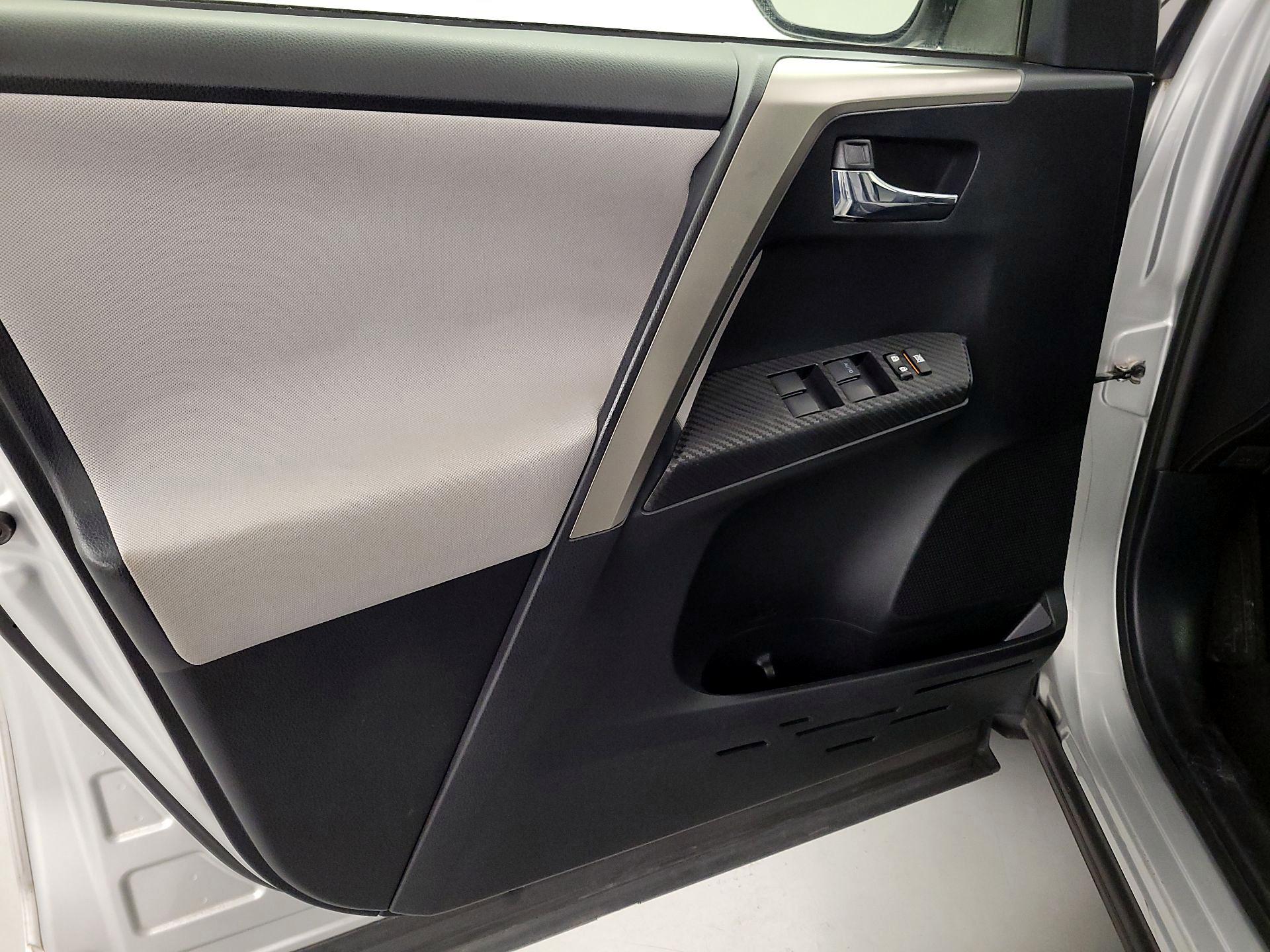 Thumbnail: 2015 Toyota RAV4 - 12