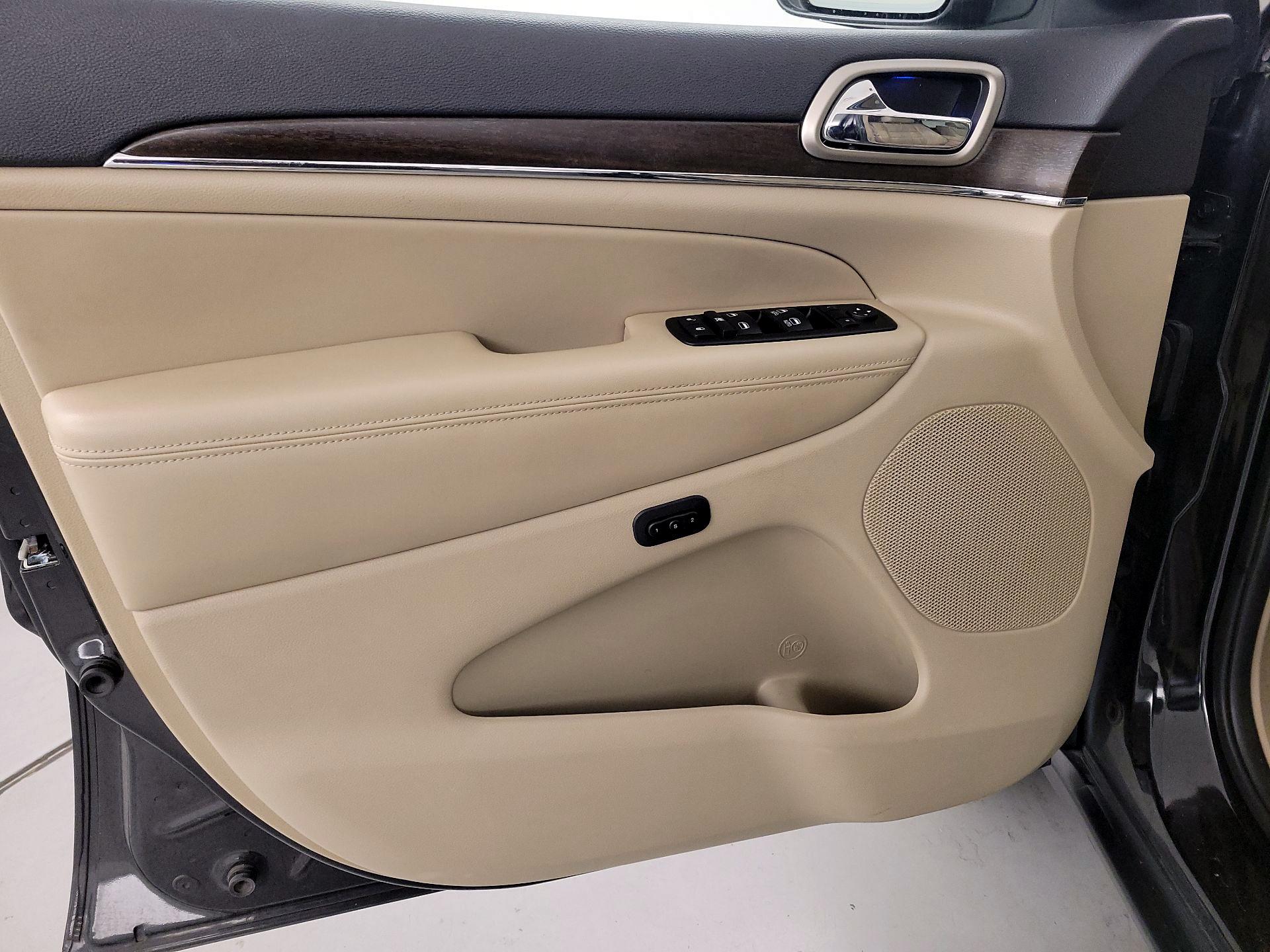 Thumbnail: 2015 Jeep Grand Cherokee - 12