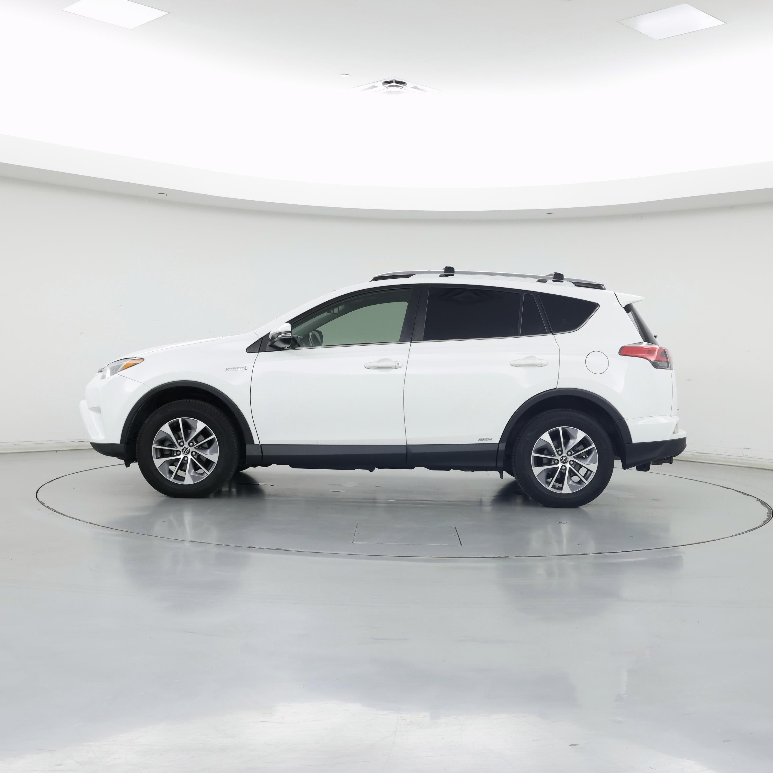 Thumbnail: 2017 Toyota RAV4 - 3