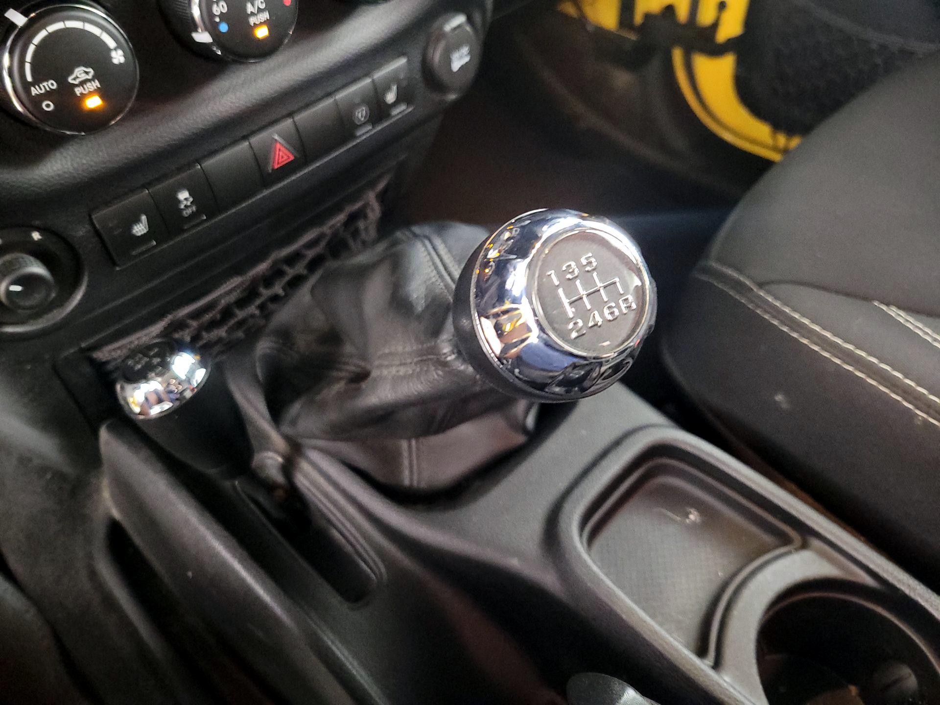 Thumbnail: 2015 Jeep Wrangler - 17