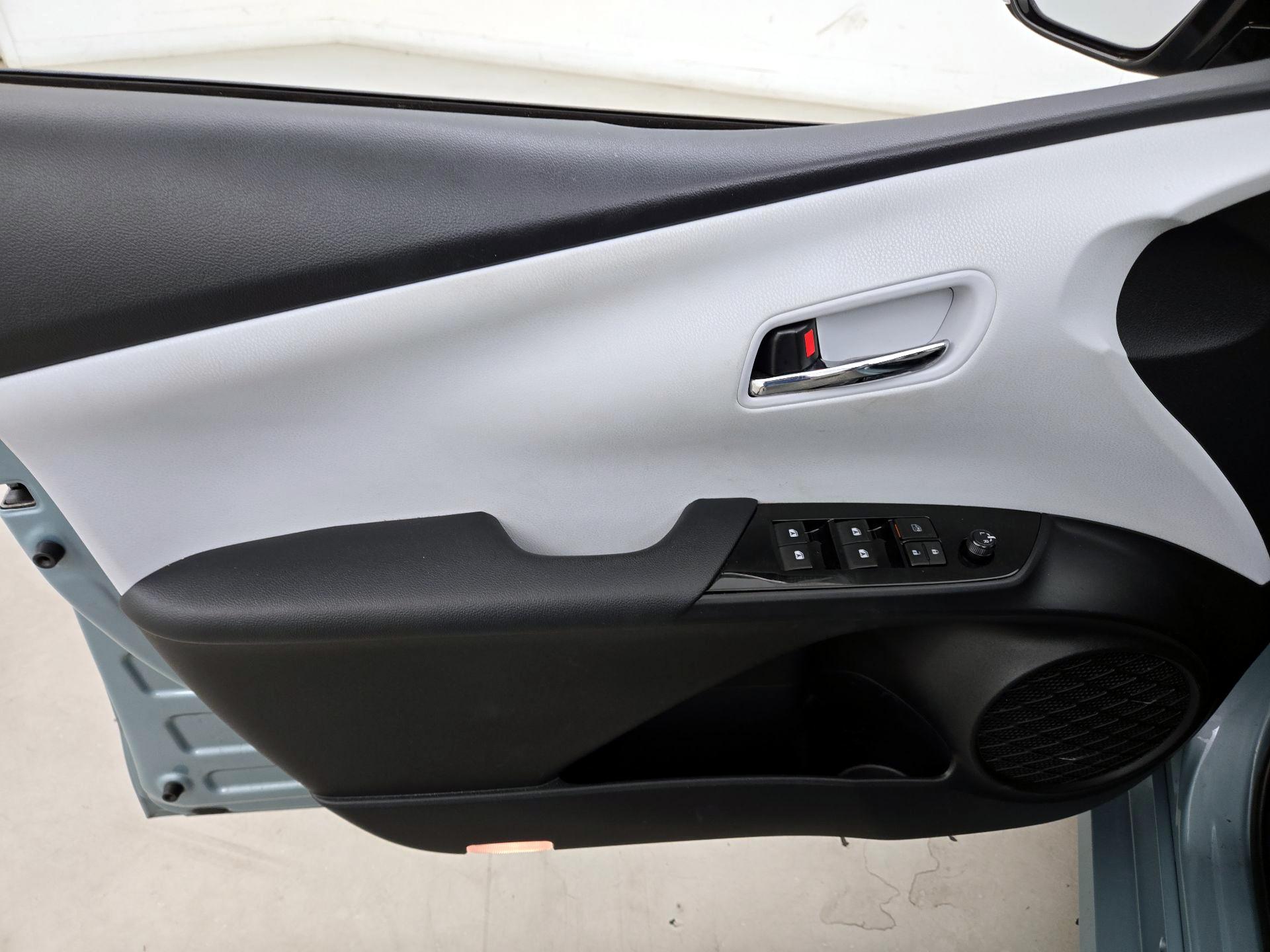 Thumbnail: 2016 Toyota Prius - 12