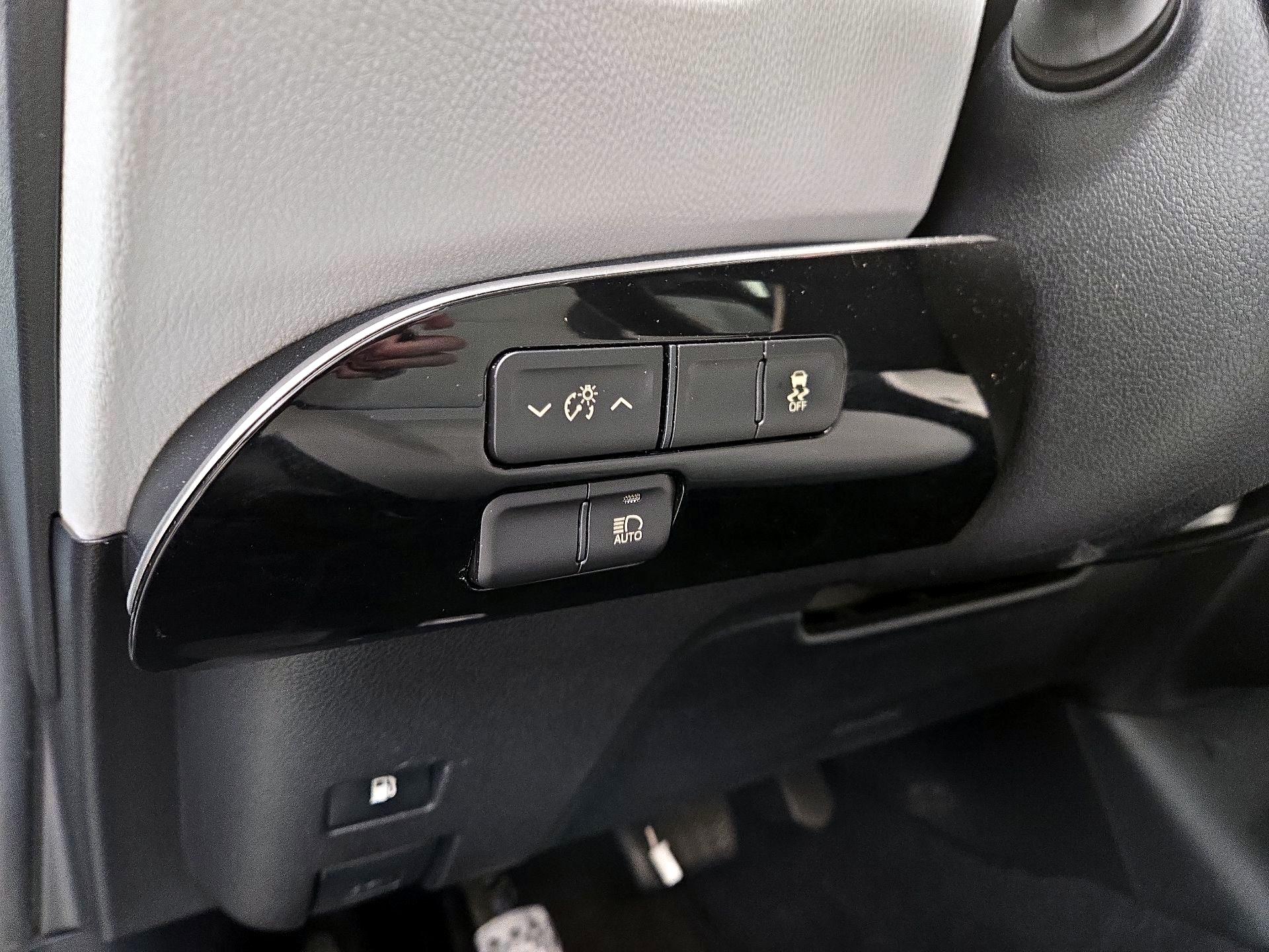 Thumbnail: 2016 Toyota Prius - 13