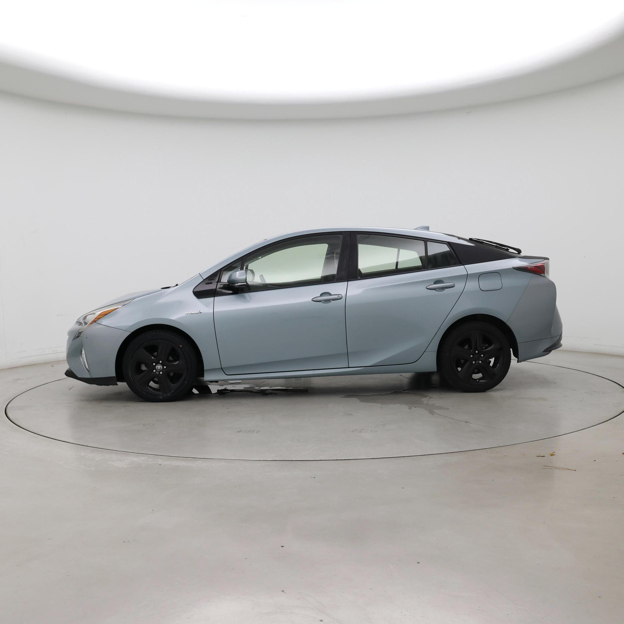 Thumbnail: 2016 Toyota Prius - 3