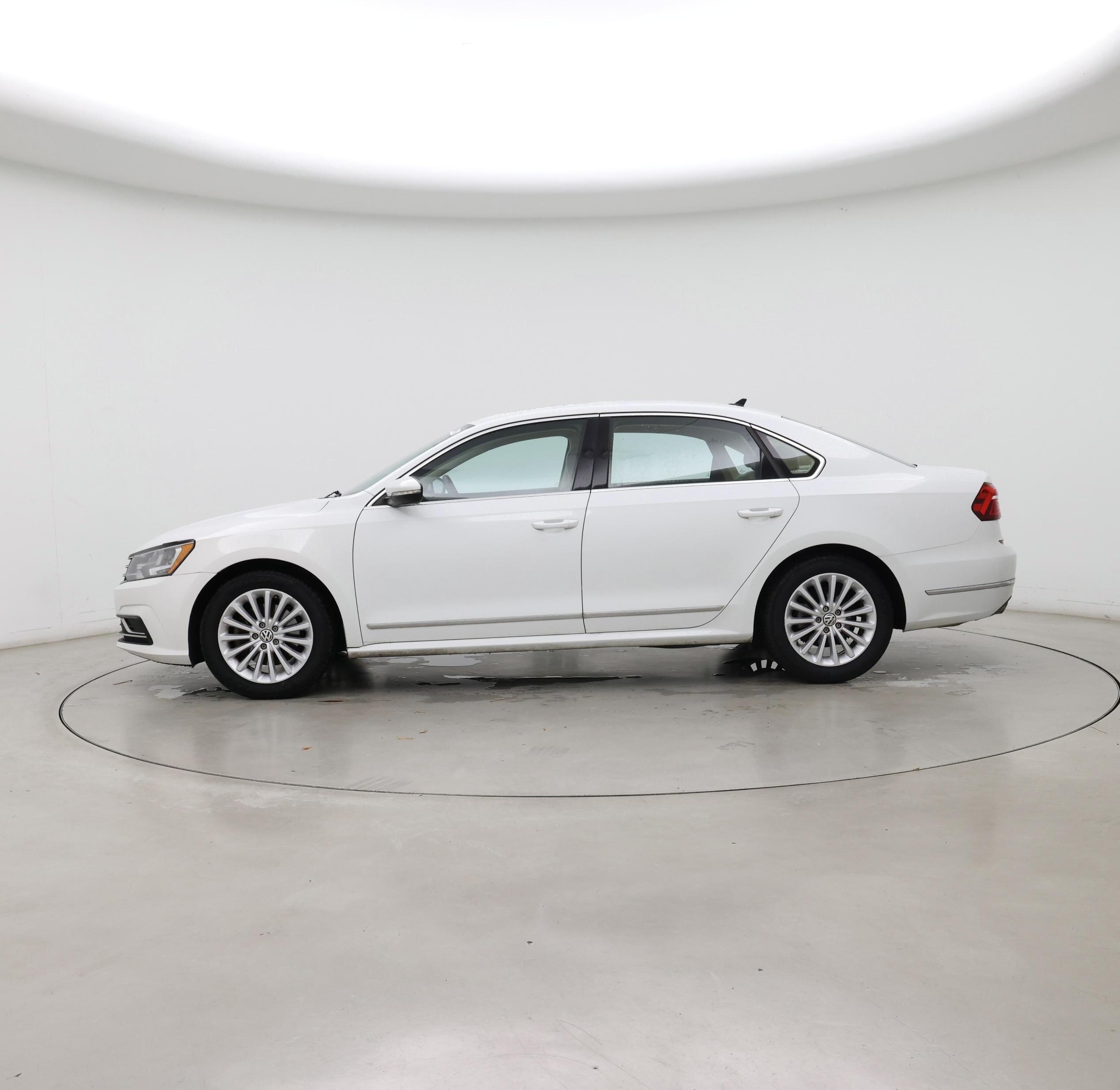 Thumbnail: 2017 Volkswagen Passat - 3