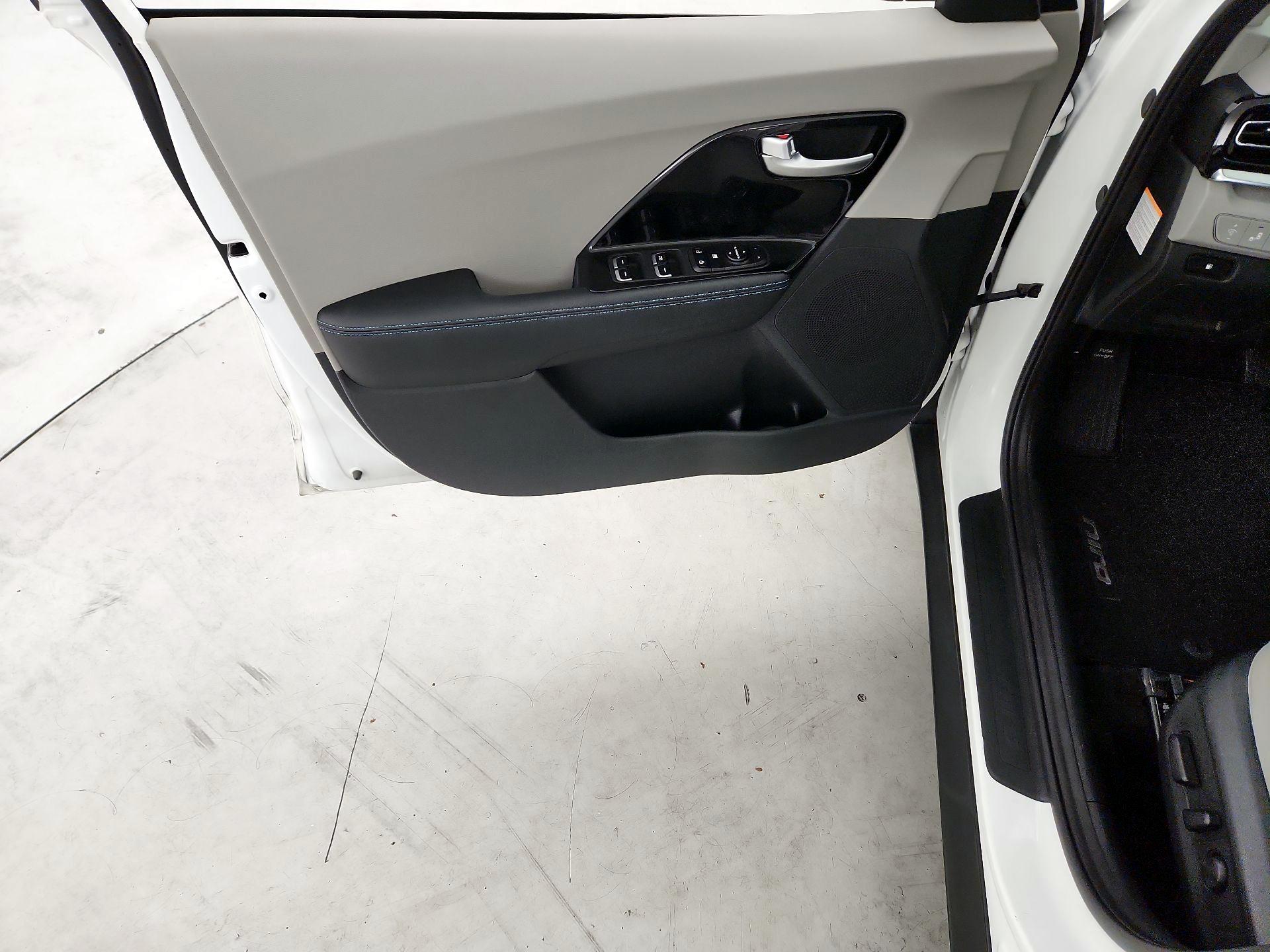 Thumbnail: 2022 Kia Niro - 12