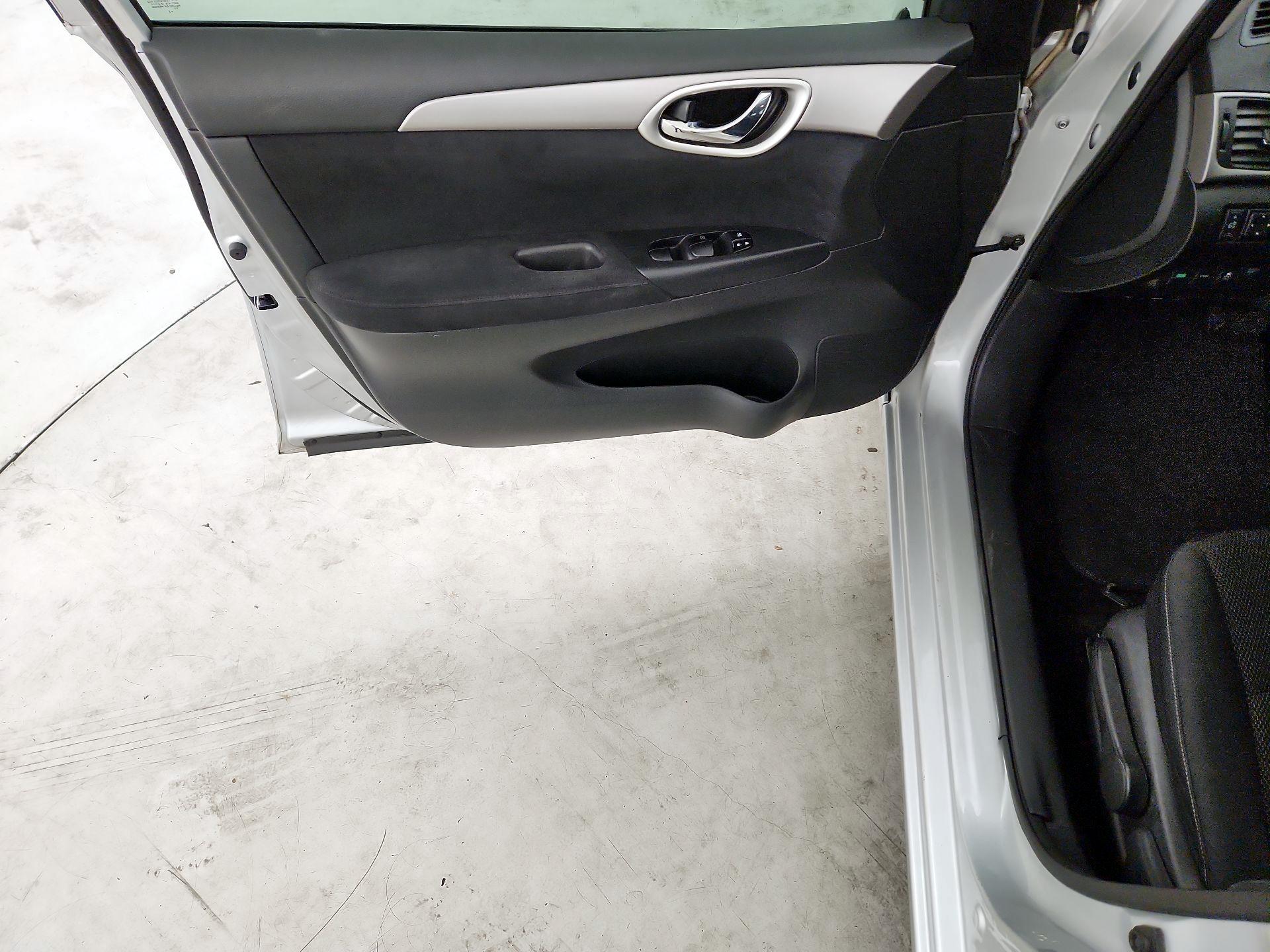 Thumbnail: 2015 Nissan Sentra - 10